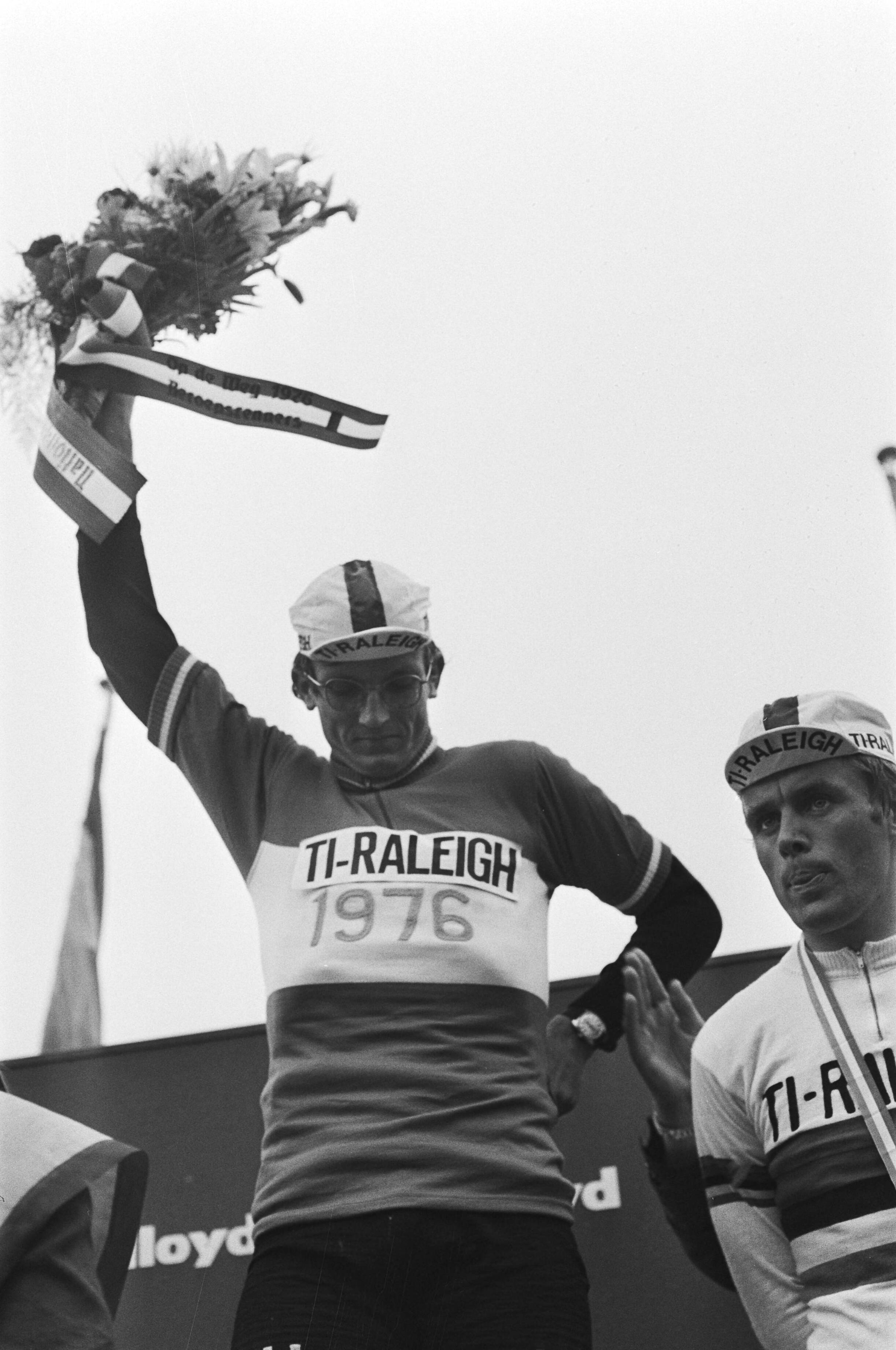 Fotocollectie Anefo — Nederlands Kampioenschap wielrennen profs op Simpelveld, huldiging — Foto: Peters, Hans / Anefo. Licentie: Set B: Rechtenvrij / Publiek Domein. Bron: Nationaal Archief. http://hdl.handle.net/10648/ac86b19a-d0b4-102d-bcf8-003048976d84