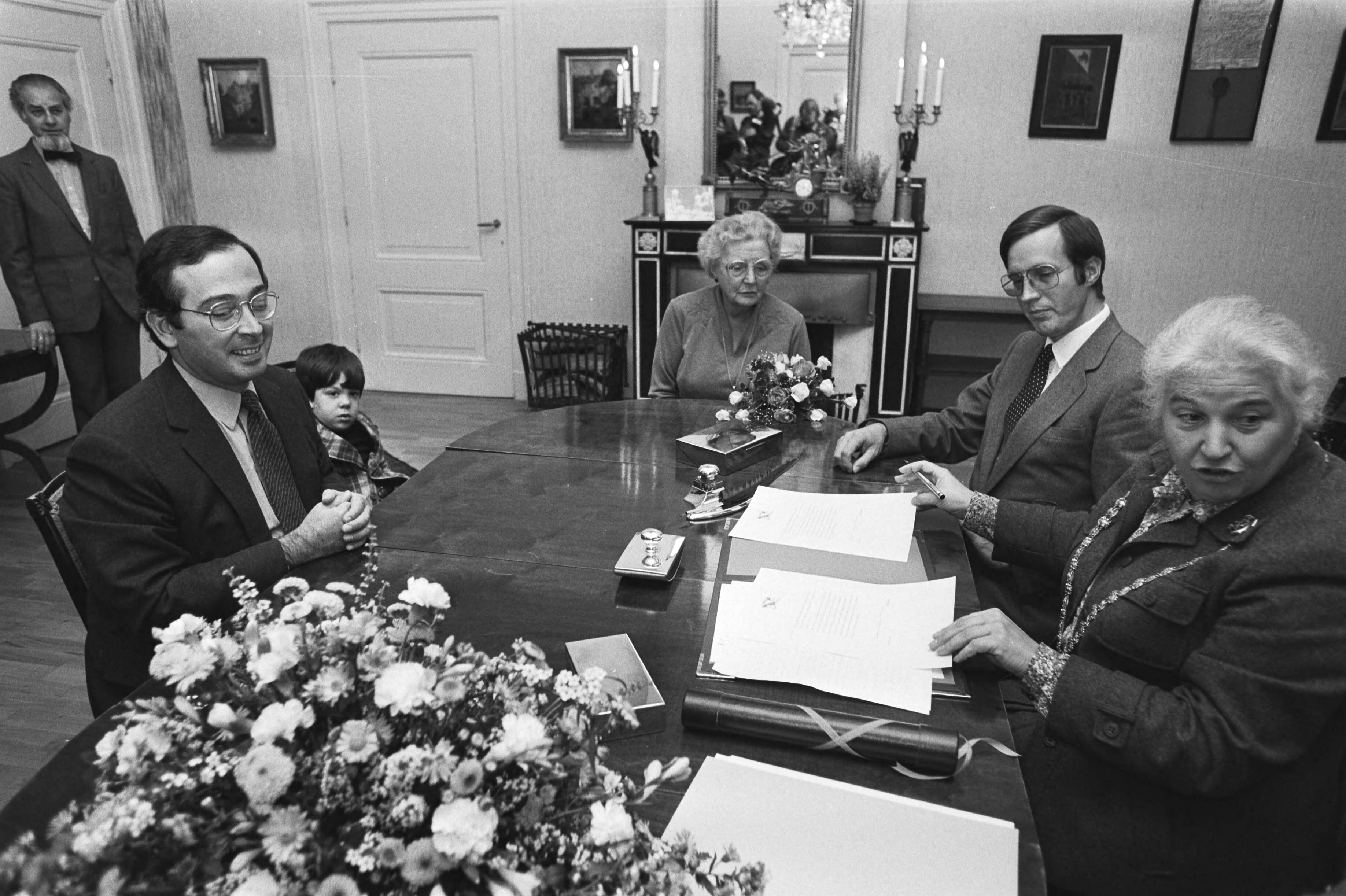 Aangifte van de geboorte van een dochter van Christina door Jorge Guillermo op het stadhuis te Utrecht — Van links naar rechts Jorge Guillermo, Bernardo, prinses Juliana, onbekend, burgemeester Vos-van Gortel — Foto: Croes, Rob C. / Anefo. Licentie: Set B: Rechtenvrij / Publiek Domein. Bron: Nationaal Archief. http://hdl.handle.net/10648/ad062358-d0b4-102d-bcf8-003048976d84
