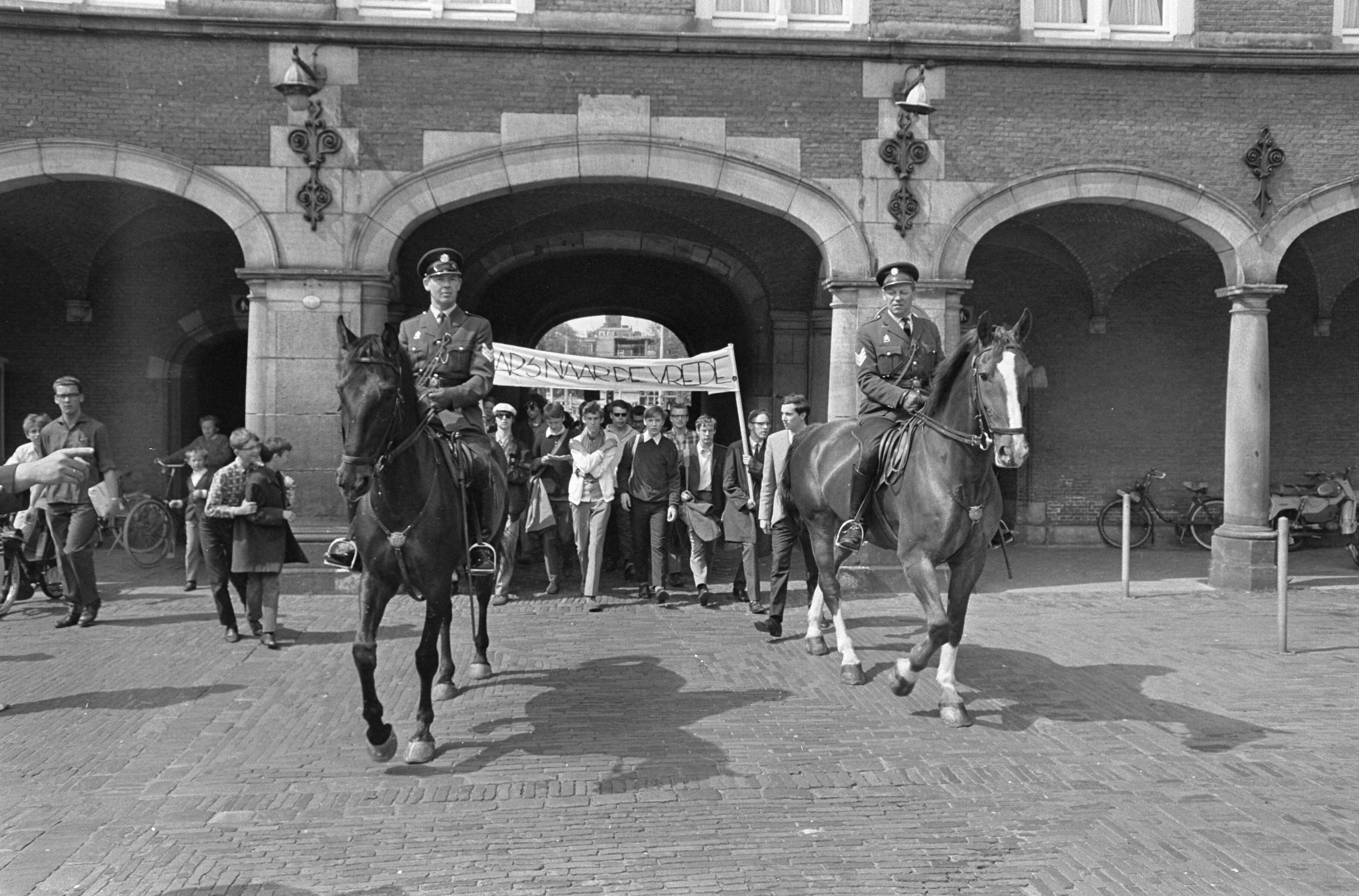 Fotocollectie Anefo — Vredesmars van Rotterdam naar Den Haag , op het Binnenhof — Foto: Kroon, Ron / Anefo. Licentie: Set B: Rechtenvrij / Publiek Domein. Bron: Nationaal Archief. http://hdl.handle.net/10648/ab18ff66-d0b4-102d-bcf8-003048976d84