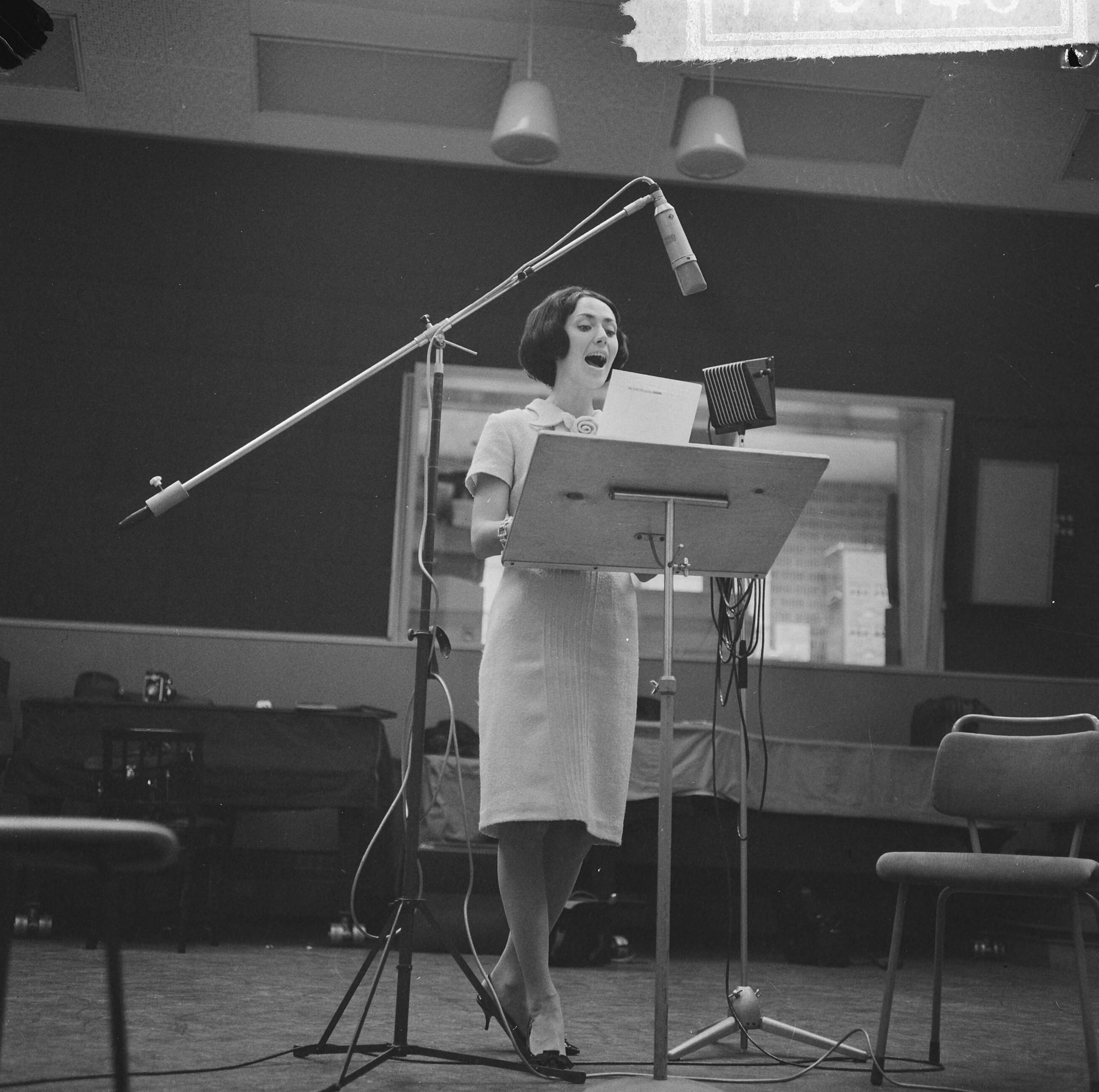 Fotocollectie Anefo — Joan Haanappel bij Phonogram te Hilversum, opname van haar eerste grammofoonplaat, Joan Haanappel tijdens opname — Foto: Pot, Harry / Anefo. Licentie: Set B: Rechtenvrij / Publiek Domein. Bron: Nationaal Archief. http://hdl.handle.net/10648/aa7e6f50-d0b4-102d-bcf8-003048976d84