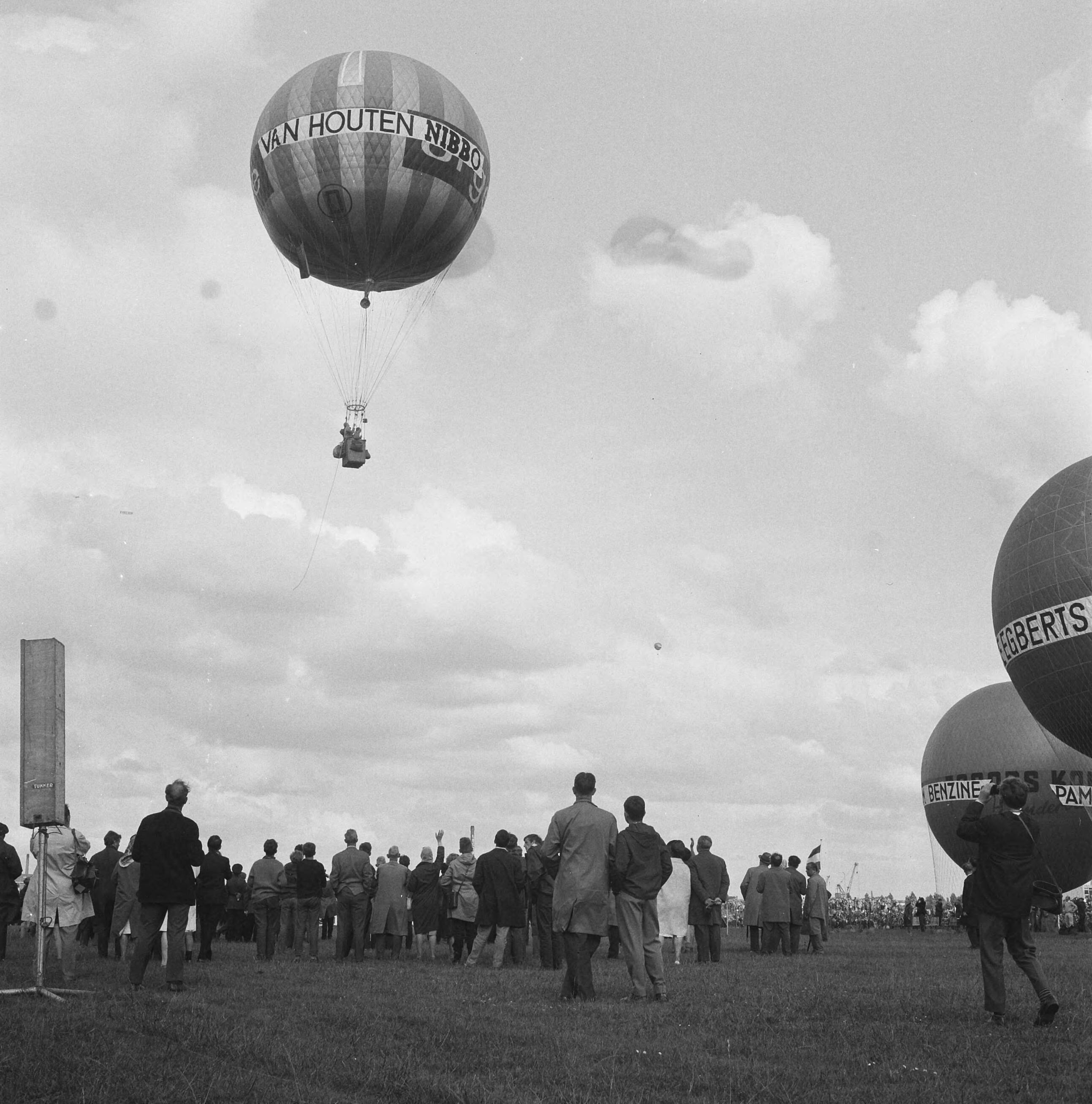 Fotocollectie Anefo — Ballonrace in Utrecht, het van start gaan van de Engelse deelnemers — Foto: Gelderen, Hugo van / Anefo. Licentie: Set B: Rechtenvrij / Publiek Domein. Bron: Nationaal Archief. http://hdl.handle.net/10648/aa6dbbce-d0b4-102d-bcf8-003048976d84