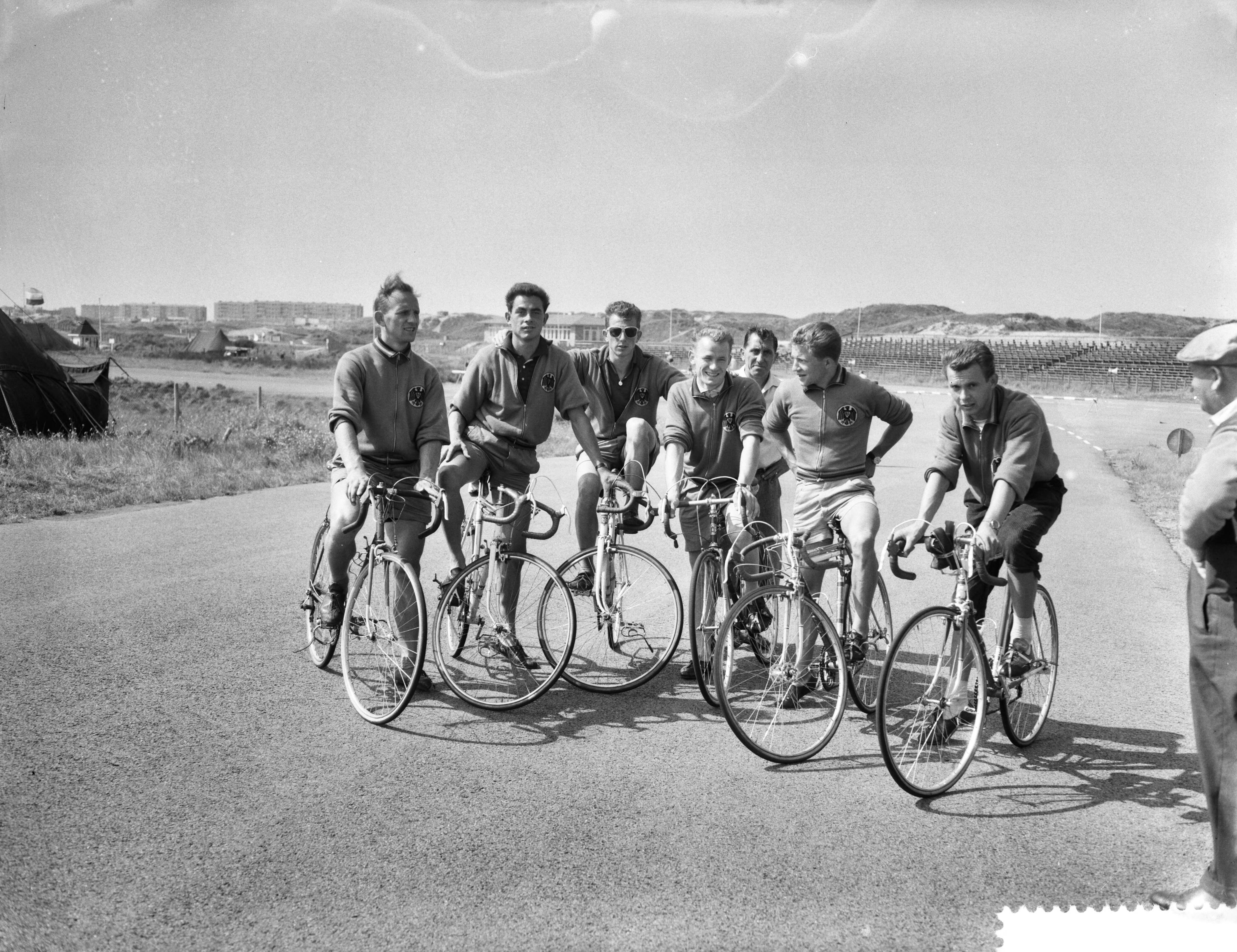 Fotocollectie Anefo — Voorbereiding wereldkampioenschap wielrennen op de weg te Zandvoort. Training van de amateurs — Foto: Rossem, Wim van / Anefo. Licentie: Set B: Rechtenvrij / Publiek Domein. Bron: Nationaal Archief. http://hdl.handle.net/10648/a99ad074-d0b4-102d-bcf8-003048976d84