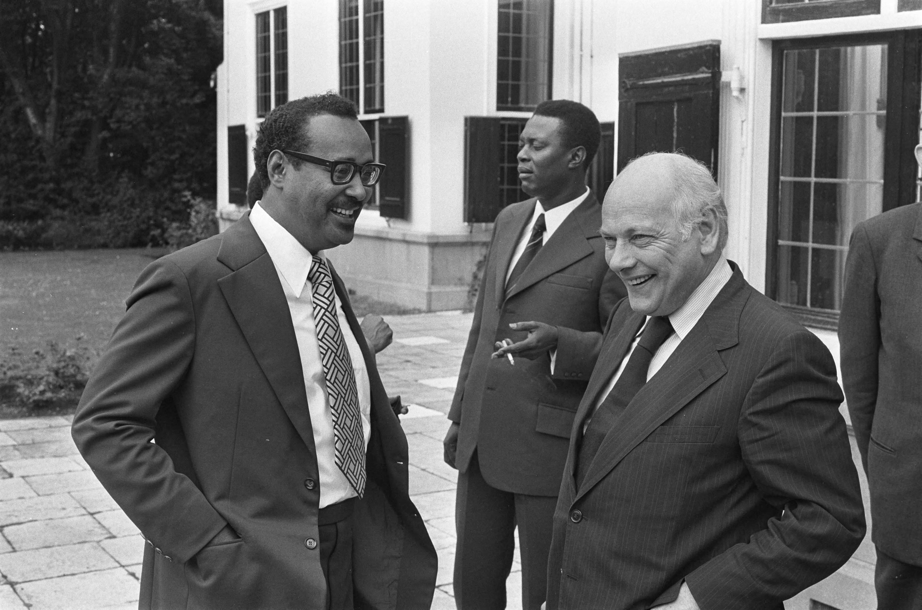 Tweedaags overleg tussen regeringsdelegaties van Suriname en Nederland in het Catshuis — Den Uyl in gesprek met Arron — Foto: Verhoeff, Bert / Anefo. Licentie: Set B: Rechtenvrij / Publiek Domein. Bron: Nationaal Archief. http://hdl.handle.net/10648/ac6c10f6-d0b4-102d-bcf8-003048976d84