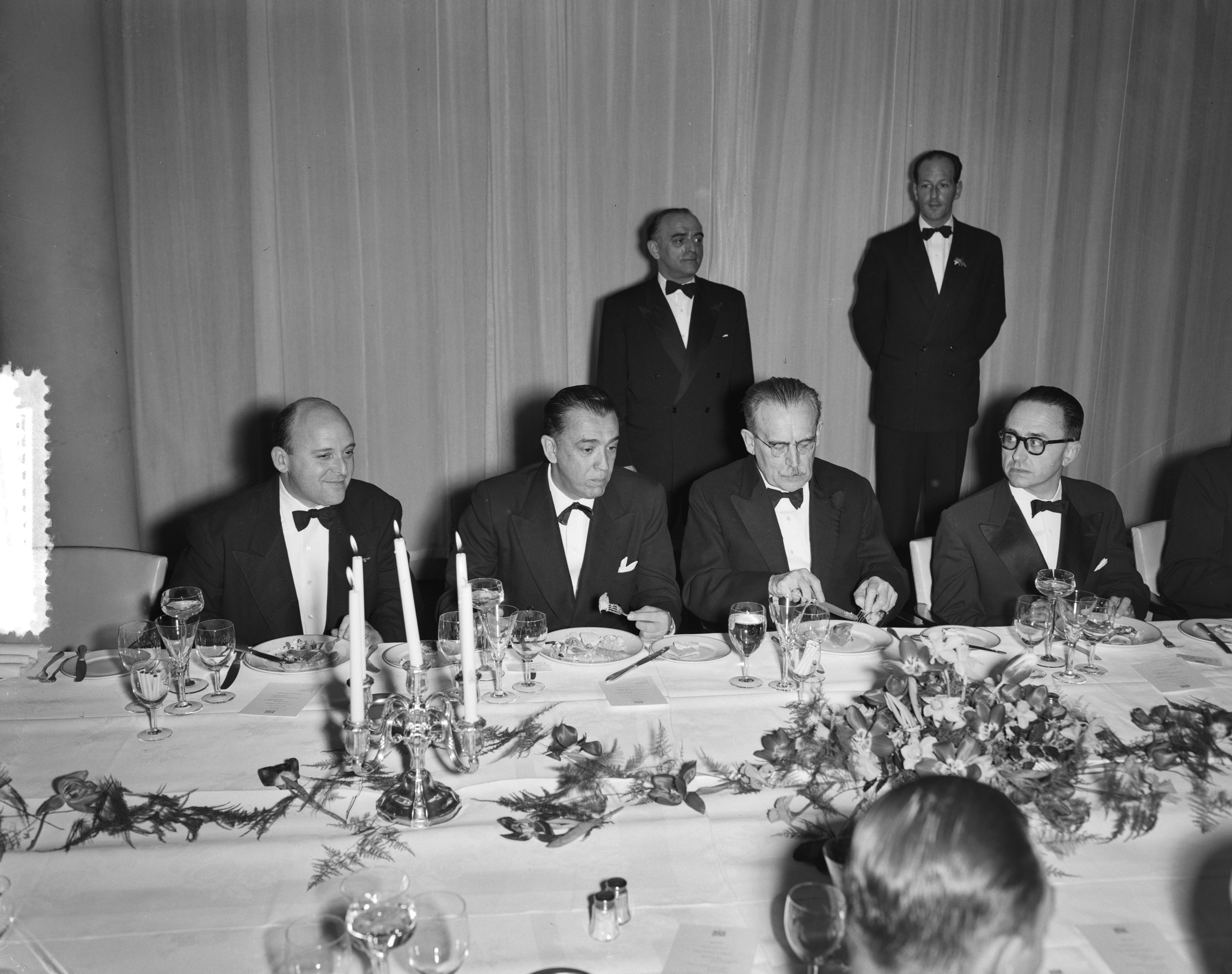 Fotocollectie Anefo — Bezoek van de Braziliaanse president-elect Juscelino Kubitschek. Regeringsdinerin het Kurhaus te Scheveningen met minister-president Drees. Links van Kubitschek de gevolmachtigd minister van Suriname, dr. R.H. Pos — Foto: Duinen, G.W. van / Anefo. Licentie: Set B: Rechtenvrij / Publiek Domein. Bron: Nationaal Archief. http://hdl.handle.net/10648/a94164ee-d0b4-102d-bcf8-003048976d84