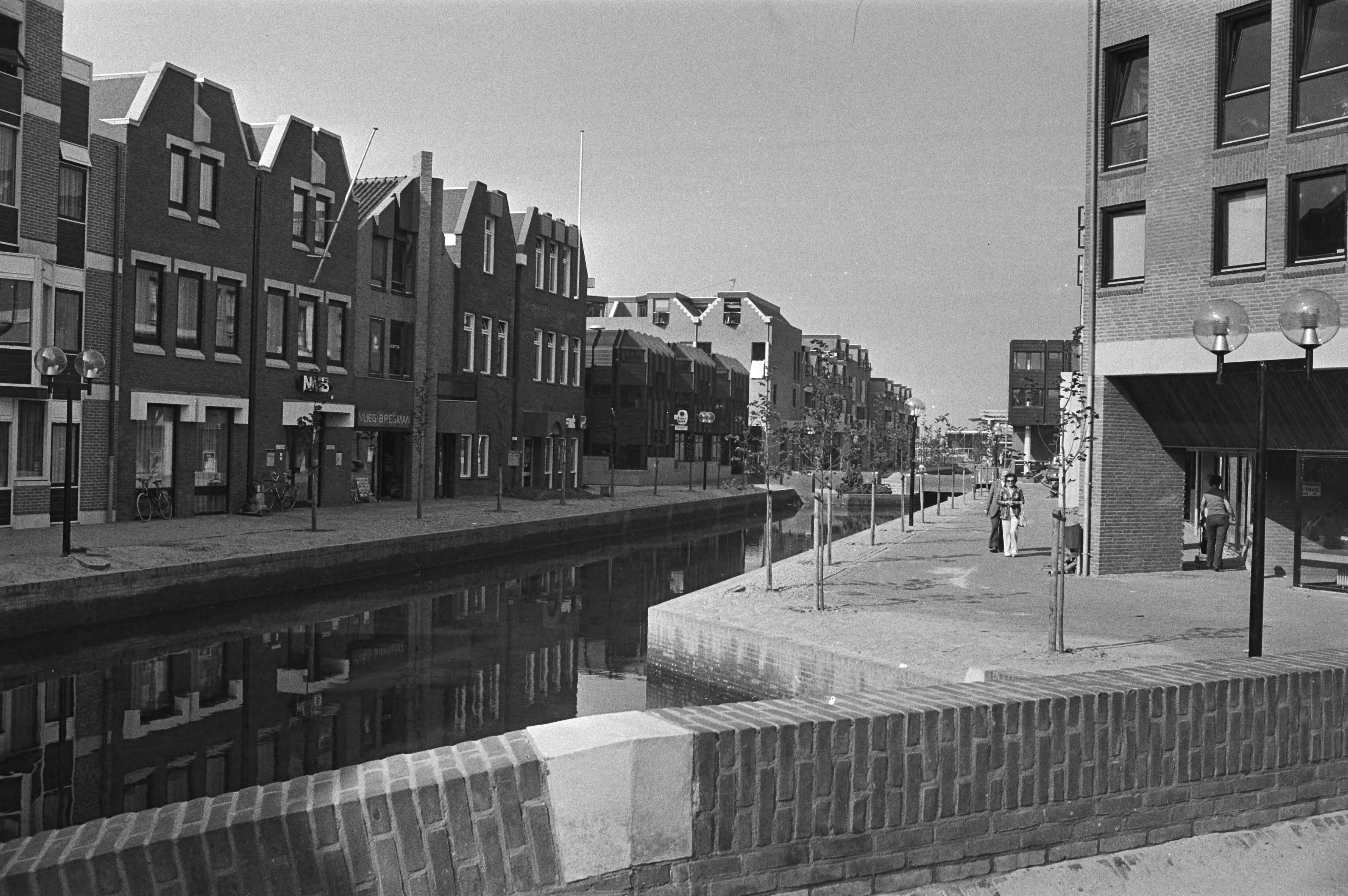 Winkelcentrum Almere Haven — Almere|Flevoland|winkelcentra — Foto: Suyk, Koen / Anefo. Licentie: Set B: Rechtenvrij / Publiek Domein. Bron: Nationaal Archief. http://hdl.handle.net/10648/acd0a62e-d0b4-102d-bcf8-003048976d84