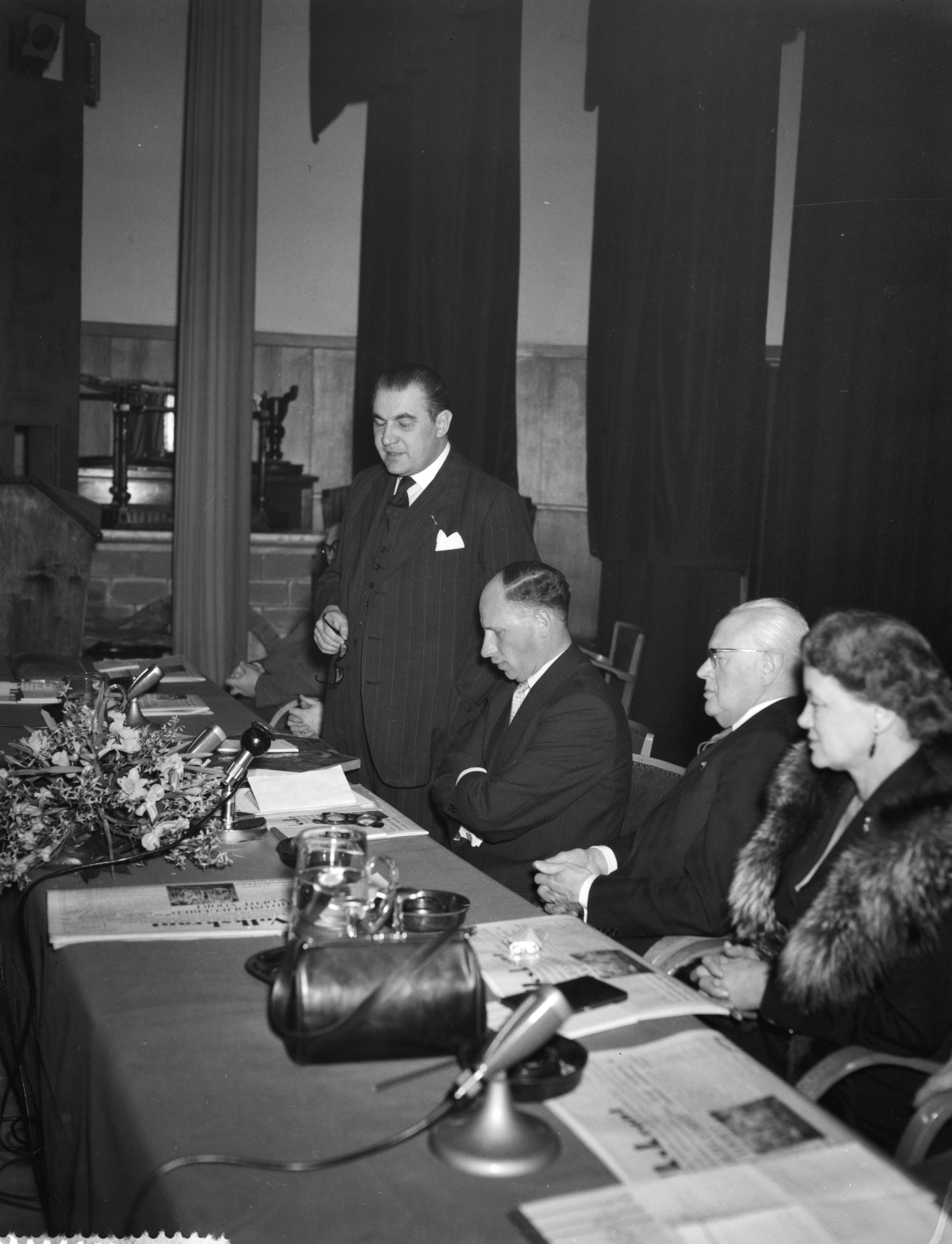 Fotocollectie Anefo — Katholieke Volkspartij Statendag in Utrecht. Vlnr. mr. E.M.J.A. Sassen, H.W van Doorn (partijvoorzitter), C.P.M. Romme en ? — Foto: Rossem, Wim van / Anefo. Licentie: Set B: Rechtenvrij / Publiek Domein. Bron: Nationaal Archief. http://hdl.handle.net/10648/a9778b46-d0b4-102d-bcf8-003048976d84