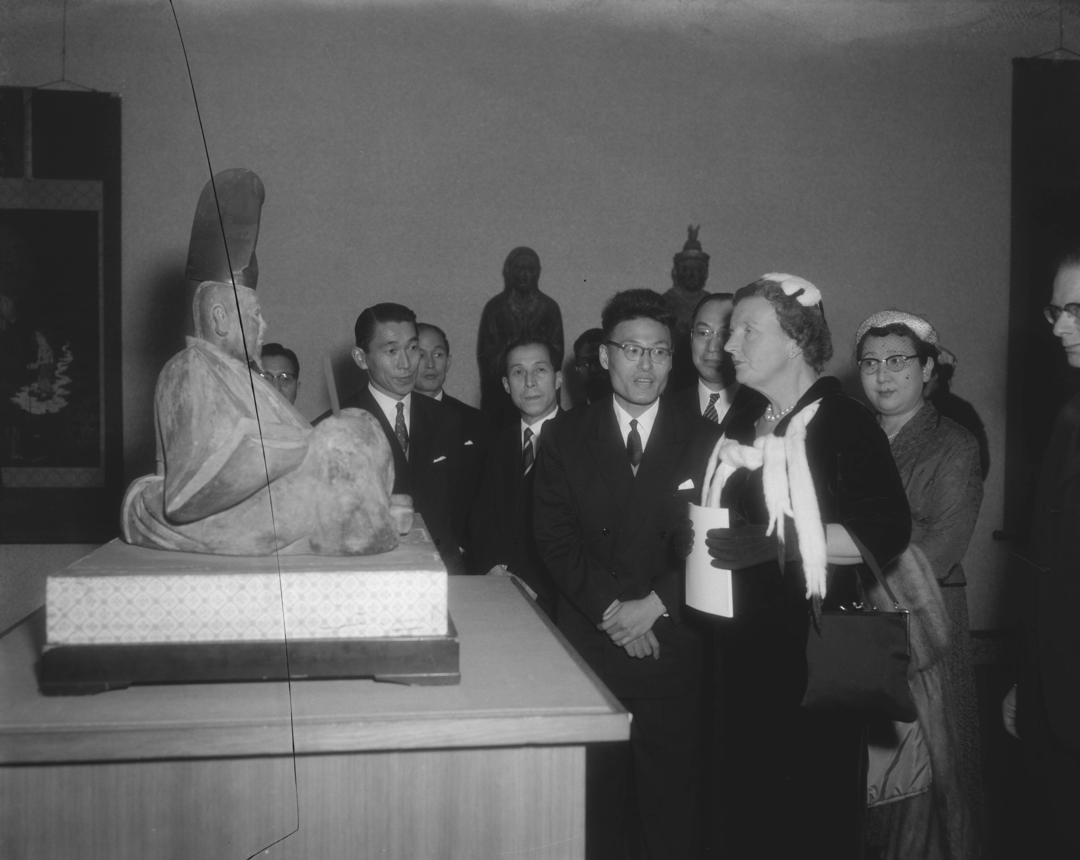 Fotocollectie Anefo — Koningin Juliana bezoekt een tentoonstelling over Japanse kunst in het Gemeentelijk Museum te Den Haag — Foto: Pot, Harry / Anefo. Licentie: Set B: Rechtenvrij / Publiek Domein. Bron: Nationaal Archief. http://hdl.handle.net/10648/a987b412-d0b4-102d-bcf8-003048976d84
