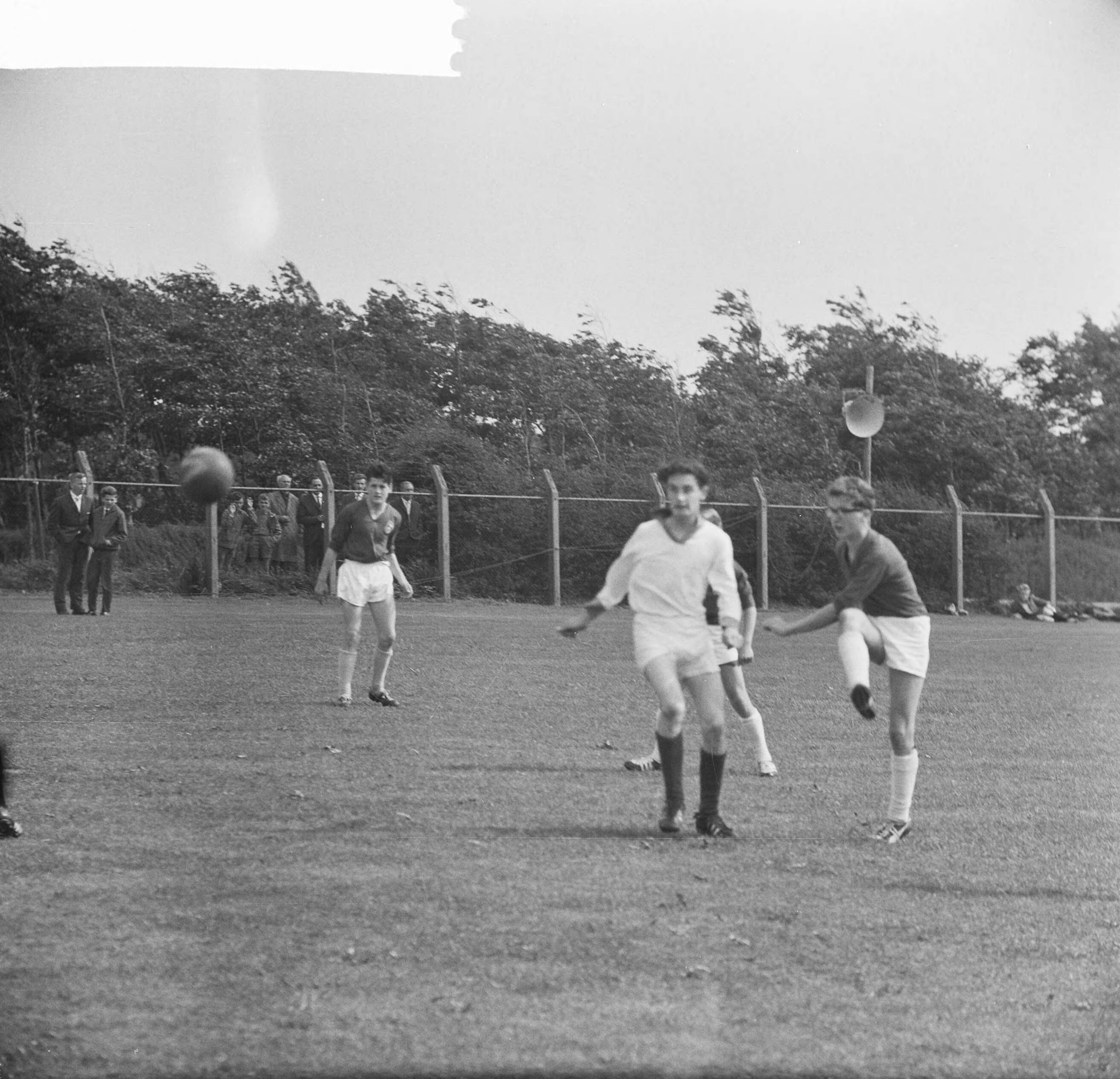 Fotocollectie Anefo — Straatvoetbalkampioenschappen te Haarlem. Spelmoment — Foto: Nijs, Jac. de / Anefo. Licentie: Set B: Rechtenvrij / Publiek Domein. Bron: Nationaal Archief. http://hdl.handle.net/10648/aa138dd4-d0b4-102d-bcf8-003048976d84