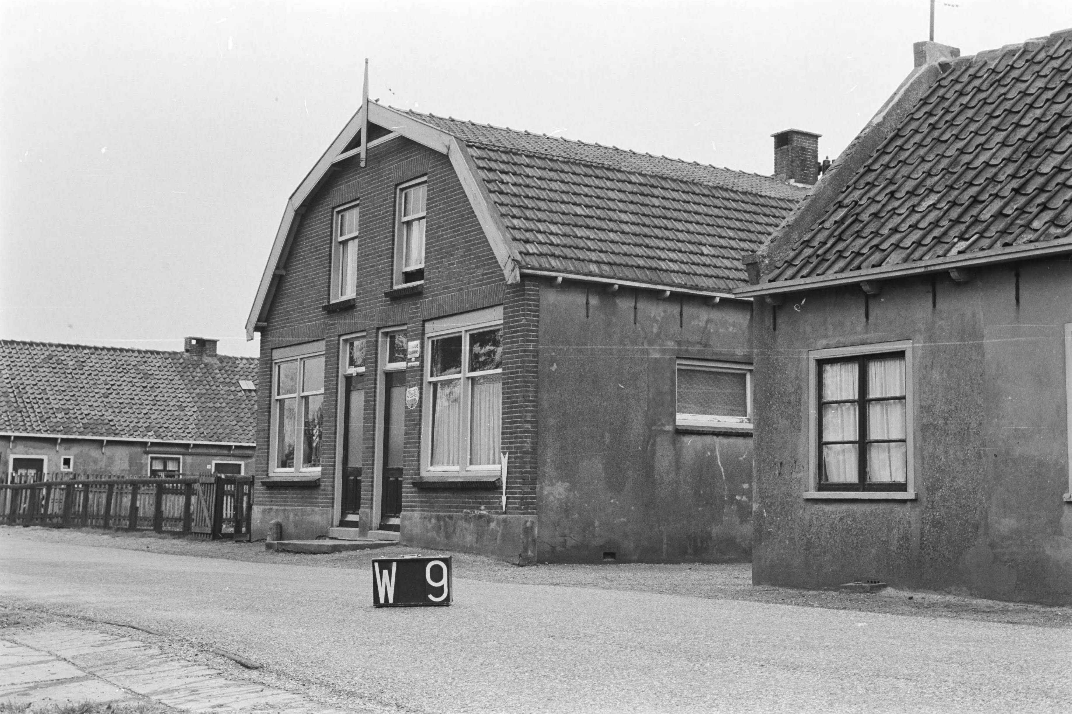 Vaste Punten Cultuurtechnische Dienst — Huis-café te Woubrugge (ruilverkaveling Veenderpolder) — Foto: Fotograaf Onbekend / Heidemij. Licentie: Set B: Rechtenvrij / Publiek Domein. Bron: Nationaal Archief. http://hdl.handle.net/10648/ae97f4d0-d0b4-102d-bcf8-003048976d84
