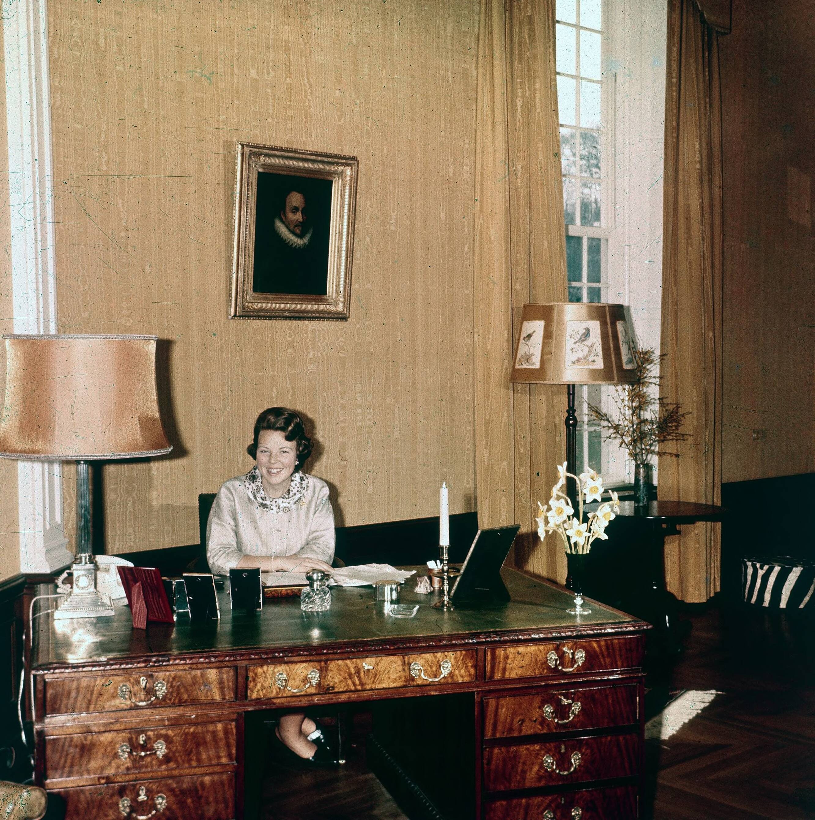 Fotocollectie RVD / Koninklijk Huis — Prinses Beatrix aan haar bureau in Kasteel Drakensteyn — Foto: Reijken, Tiemen van der / RVD. Licentie: Set B: Rechtenvrij / Publiek Domein. Bron: Nationaal Archief. http://hdl.handle.net/10648/afb0d97c-d0b4-102d-bcf8-003048976d84