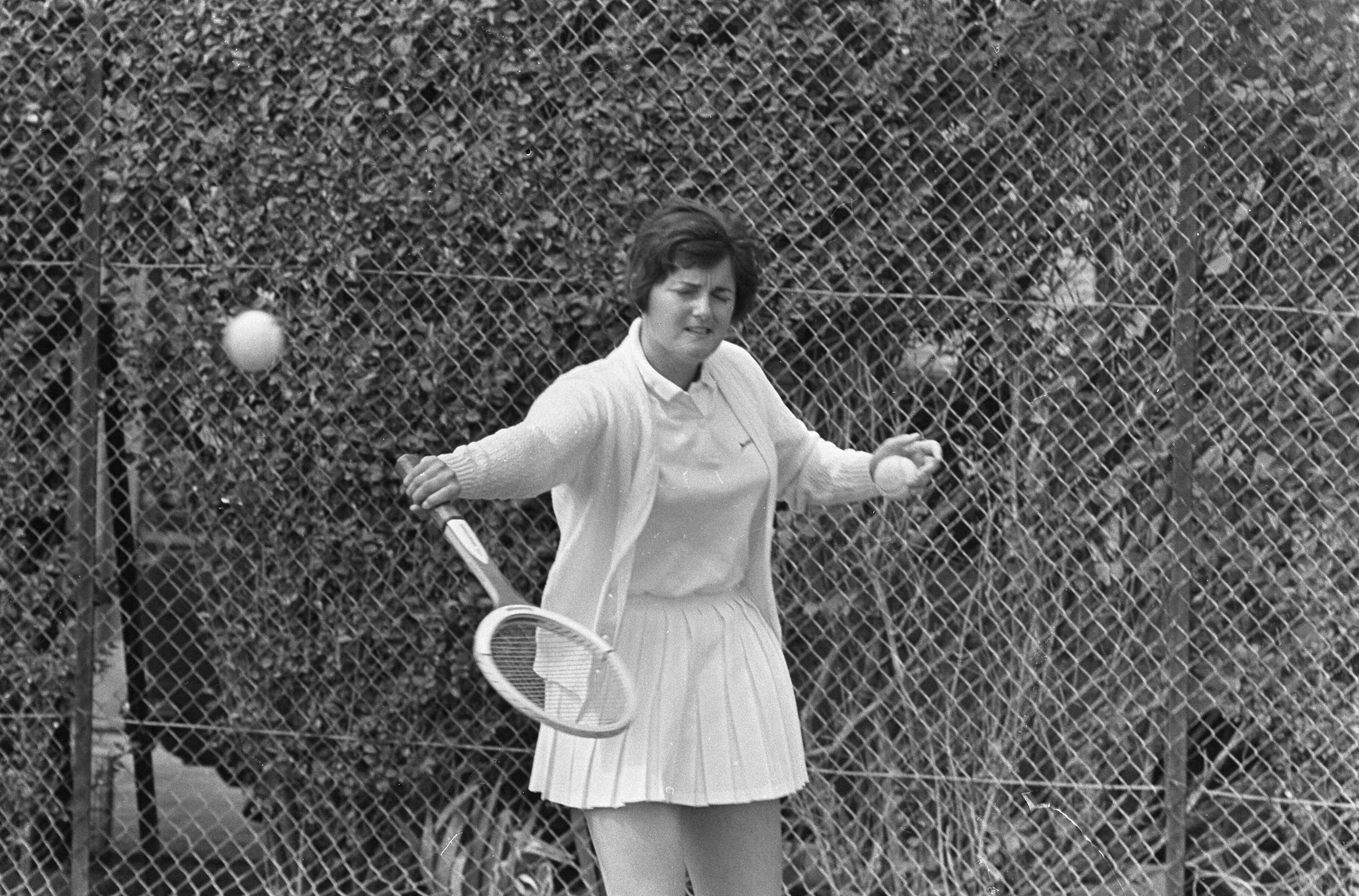 Fotocollectie Anefo — Nationale Tenniskampioenschappen te Scheveningen. Els Veentjes (Spruyt) in aktie — Foto: Koch, Eric / Anefo. Licentie: Set B: Rechtenvrij / Publiek Domein. Bron: Nationaal Archief. http://hdl.handle.net/10648/ab227c6c-d0b4-102d-bcf8-003048976d84