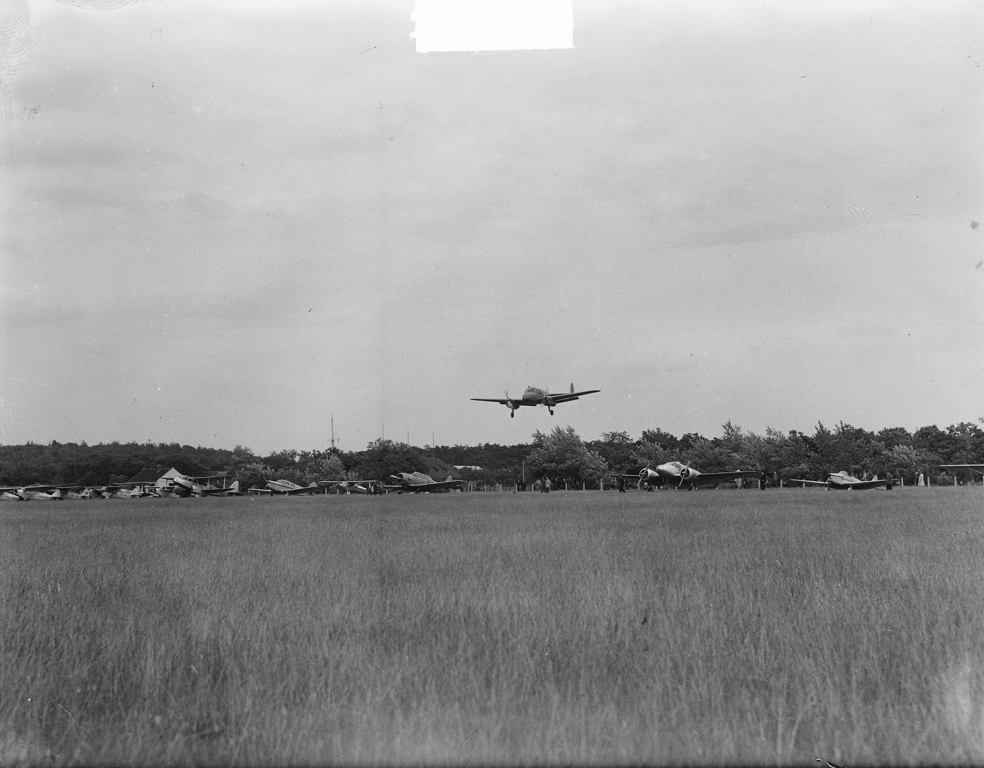 Fotocollectie Anefo — Benelux rondvlucht, aankomst op vliegveld Hilversum — Foto: Pot, Harry / Anefo. Licentie: Set B: Rechtenvrij / Publiek Domein. Bron: Nationaal Archief. http://hdl.handle.net/10648/a8da26d0-d0b4-102d-bcf8-003048976d84