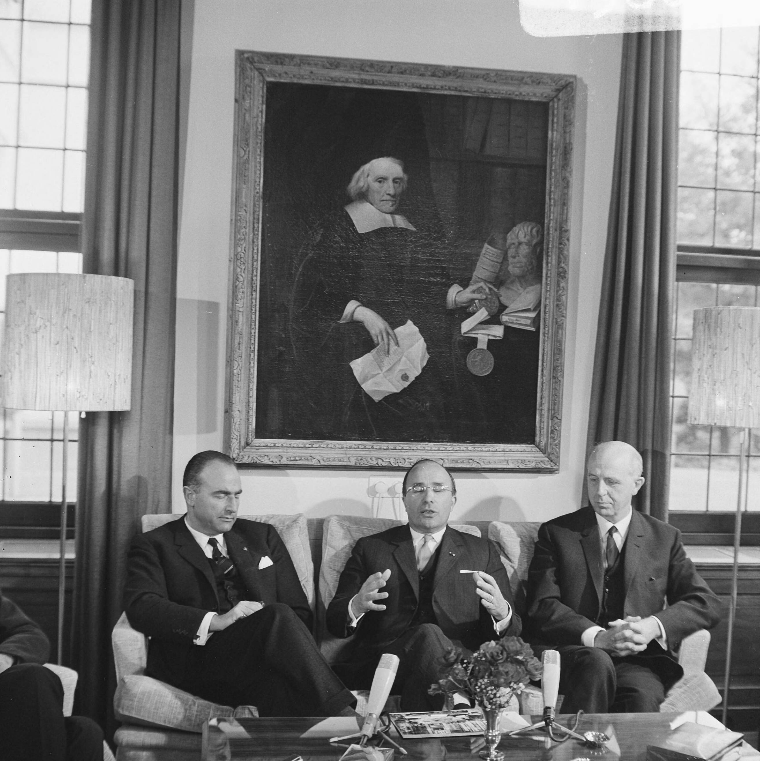 Belgisch bezoek op het Catshuis te Den Haag — v.l.n.r. de Belgisch politicus en premier Paul Vanden Boeynants, de Nederlandse premierJo Cals en de Belgische eerste minister Pierre Harmel — Foto: Koch, Eric / Anefo. Licentie: Set B: Rechtenvrij / Publiek Domein. Bron: Nationaal Archief. http://hdl.handle.net/10648/aafe1cf0-d0b4-102d-bcf8-003048976d84