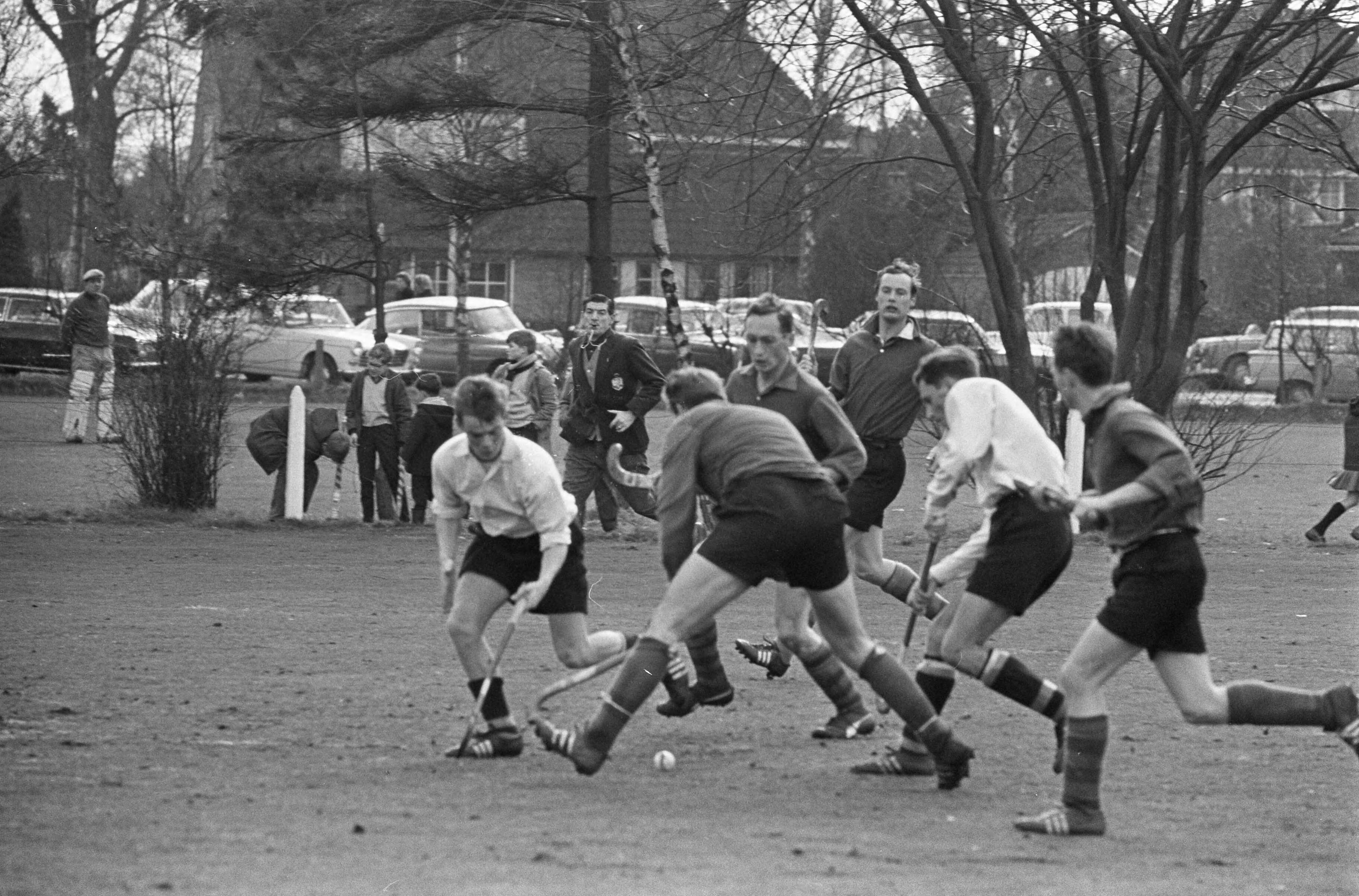 Fotocollectie Anefo — Hockey Laren tegen SCHC 1-1, aanval van Laren — Foto: Kroon, Ron / Anefo. Licentie: Set B: Rechtenvrij / Publiek Domein. Bron: Nationaal Archief. http://hdl.handle.net/10648/aadfd952-d0b4-102d-bcf8-003048976d84