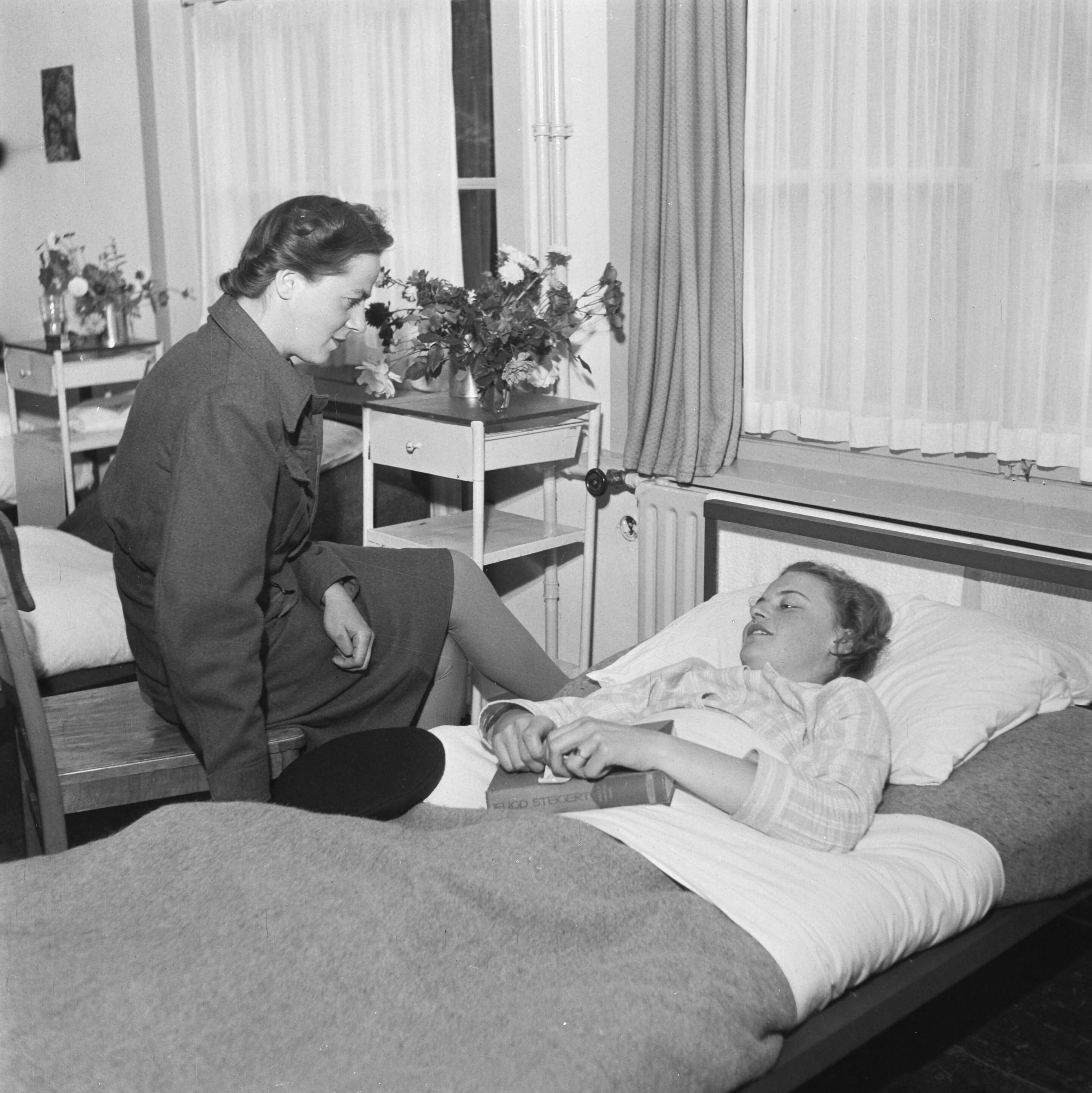 Opleidingskamp voor het Vrouwenhulpkorps te Bouvigne — [Ziekenzaal] — Foto: Fotograaf Onbekend / Anefo. Licentie: Set B: Rechtenvrij / Publiek Domein. Bron: Nationaal Archief. http://hdl.handle.net/10648/ac15fc66-d0b4-102d-bcf8-003048976d84