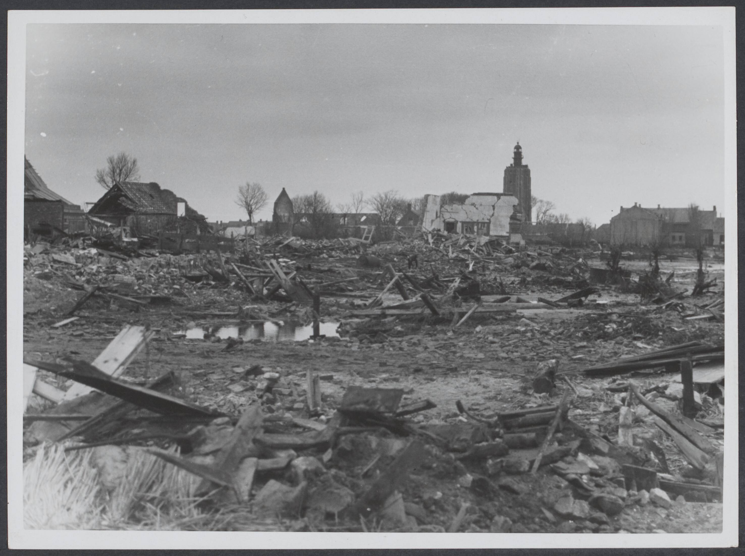 Westkapelle. Raid op de wijk van - 1944 — Westkapelle — Foto: Onbekend / Publiek Domein of Rechtenvrij. Licentie: Set B: Rechtenvrij / Publiek Domein. Bron: Nationaal Archief. http://hdl.handle.net/10648/da976b90-32da-4f82-402b-f949ad18ce8c
