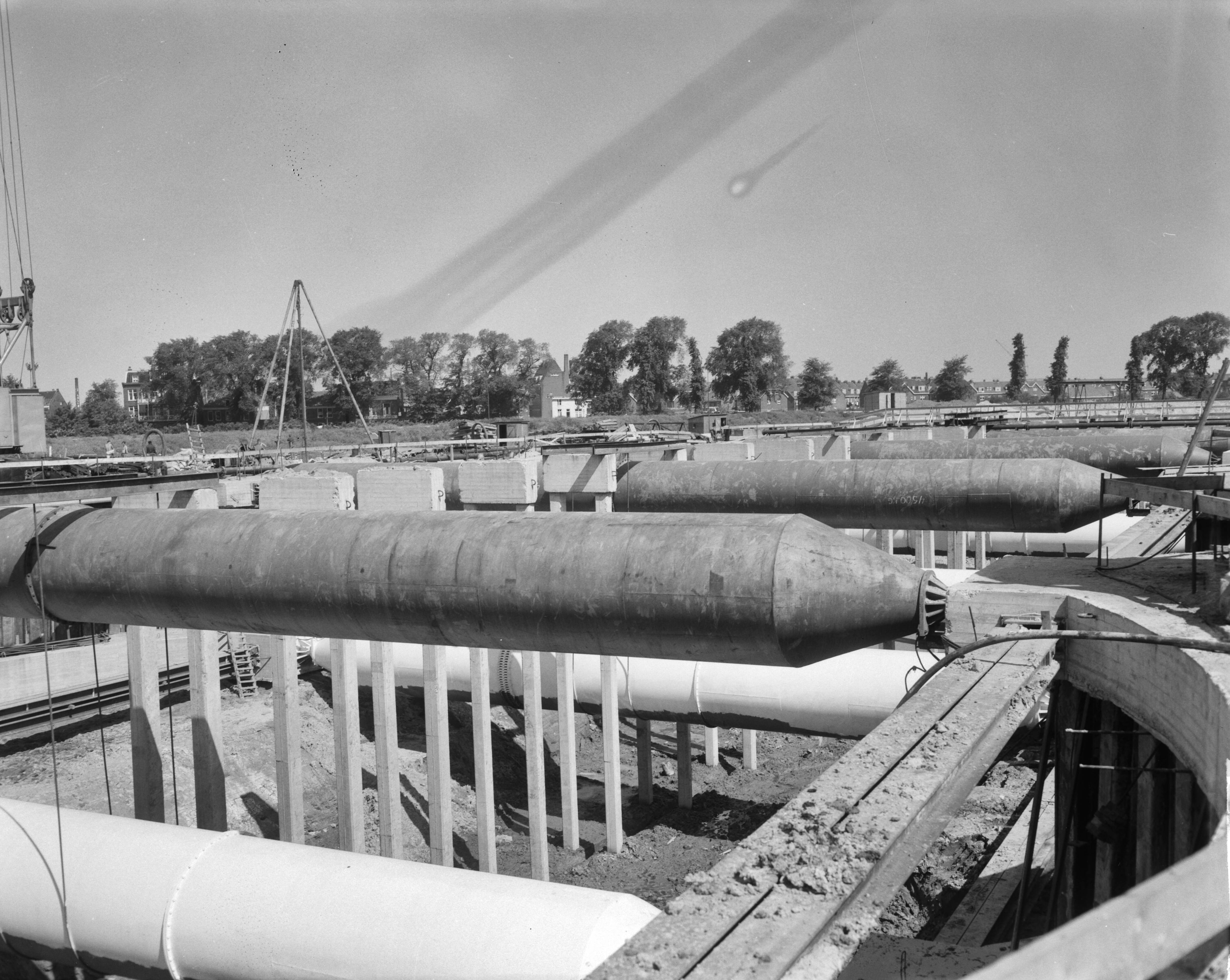 Fotocollectie Anefo — Bouw van de IJ-tunnel, noordelijke toegangsweg, Adelaarswegen te Amsterdam-Noord — Foto: Bilsen, Joop van / Anefo. Licentie: Set B: Rechtenvrij / Publiek Domein. Bron: Nationaal Archief. http://hdl.handle.net/10648/aa3a57b6-d0b4-102d-bcf8-003048976d84