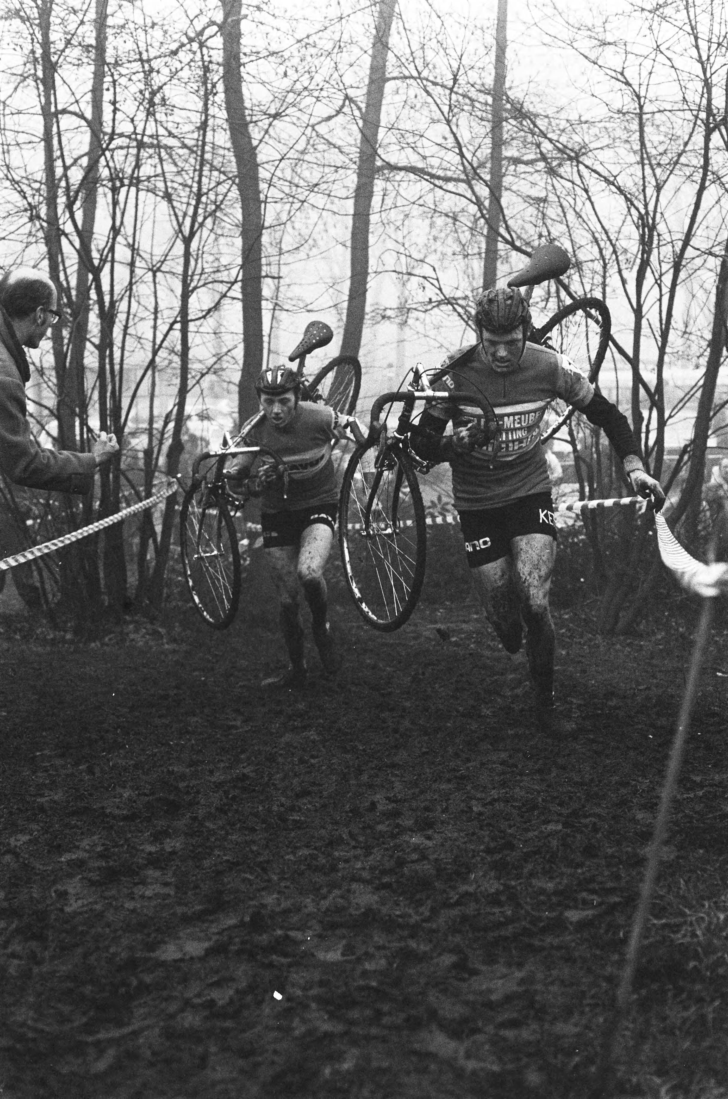 Fotocollectie Anefo — Nationale kampioenschap wielercross Nieuwkoop; Snoeijink op weg naar kampioenschap, links Stamsnijders die tweede werd — Foto: Verhoeff, Bert / Anefo. Licentie: Set B: Rechtenvrij / Publiek Domein. Bron: Nationaal Archief. http://hdl.handle.net/10648/aca9adda-d0b4-102d-bcf8-003048976d84