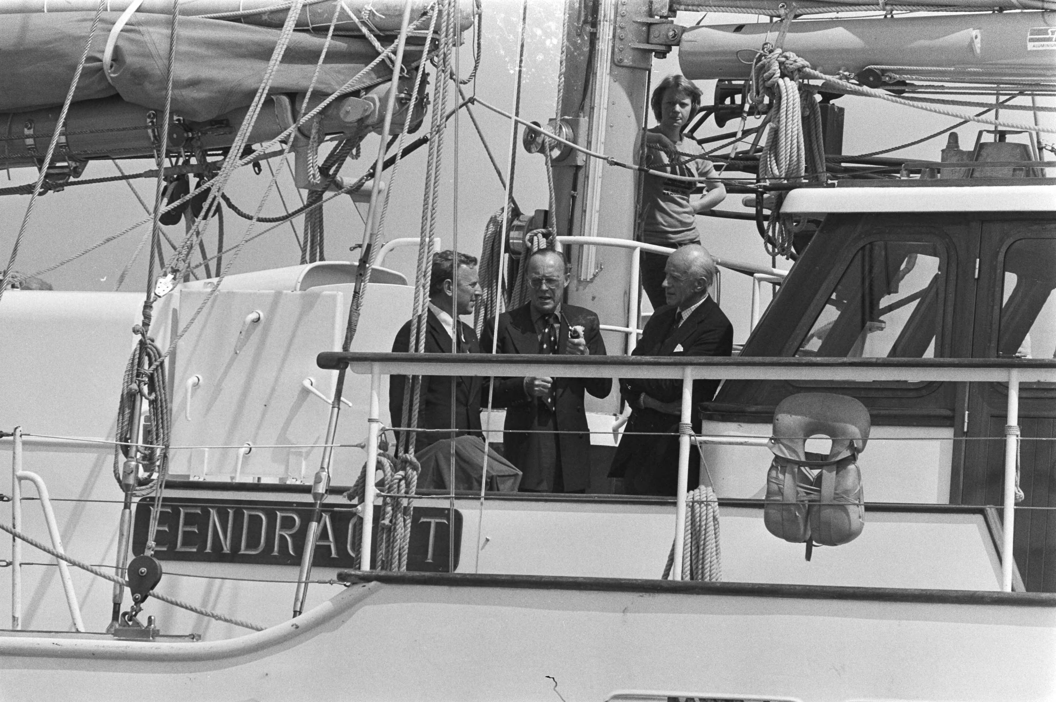 Fotocollectie Anefo — Prins Bernhard bezoekt zeezeilschip de Eendracht in Scheveningen; Prins Bernhard aan boord — Foto: Verhoeff, Bert / Anefo. Licentie: Set B: Rechtenvrij / Publiek Domein. Bron: Nationaal Archief. http://hdl.handle.net/10648/acb4e218-d0b4-102d-bcf8-003048976d84