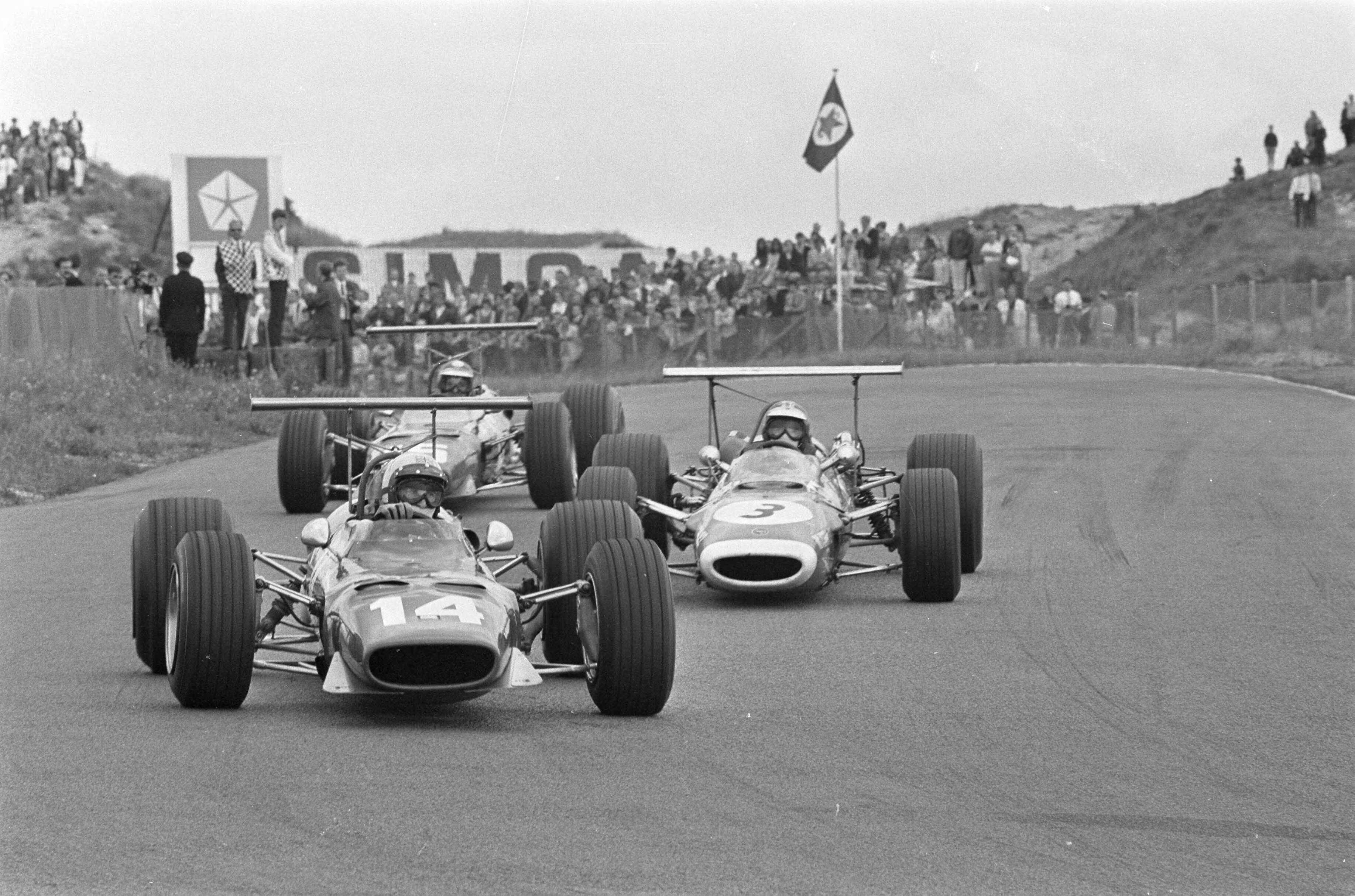 Autoraces in Zandvoort — Derek Bell (14) — Foto: Fotograaf Onbekend / Anefo. Licentie: Set B: Rechtenvrij / Publiek Domein. Bron: Nationaal Archief. http://hdl.handle.net/10648/ab48e118-d0b4-102d-bcf8-003048976d84