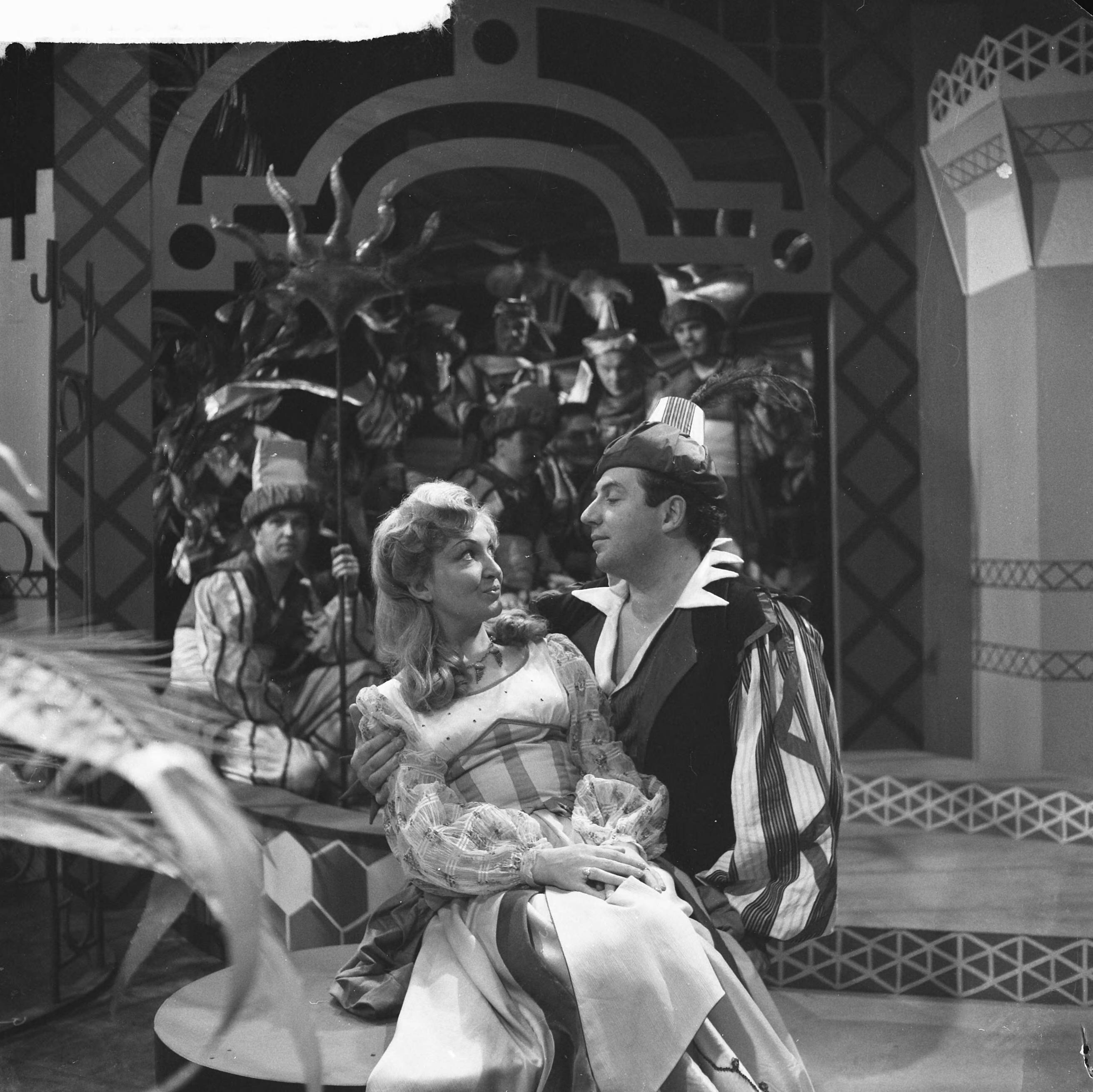 Fotocollectie Anefo — NCRV televisie-uitzending van de opera "Die Entführung aus dem Serail" van W.A. Mozart, Joke Knaap en Johan van Haagen — Foto: Lindeboom, Henk / Anefo. Licentie: Set B: Rechtenvrij / Publiek Domein. Bron: Nationaal Archief. http://hdl.handle.net/10648/a9c7d150-d0b4-102d-bcf8-003048976d84