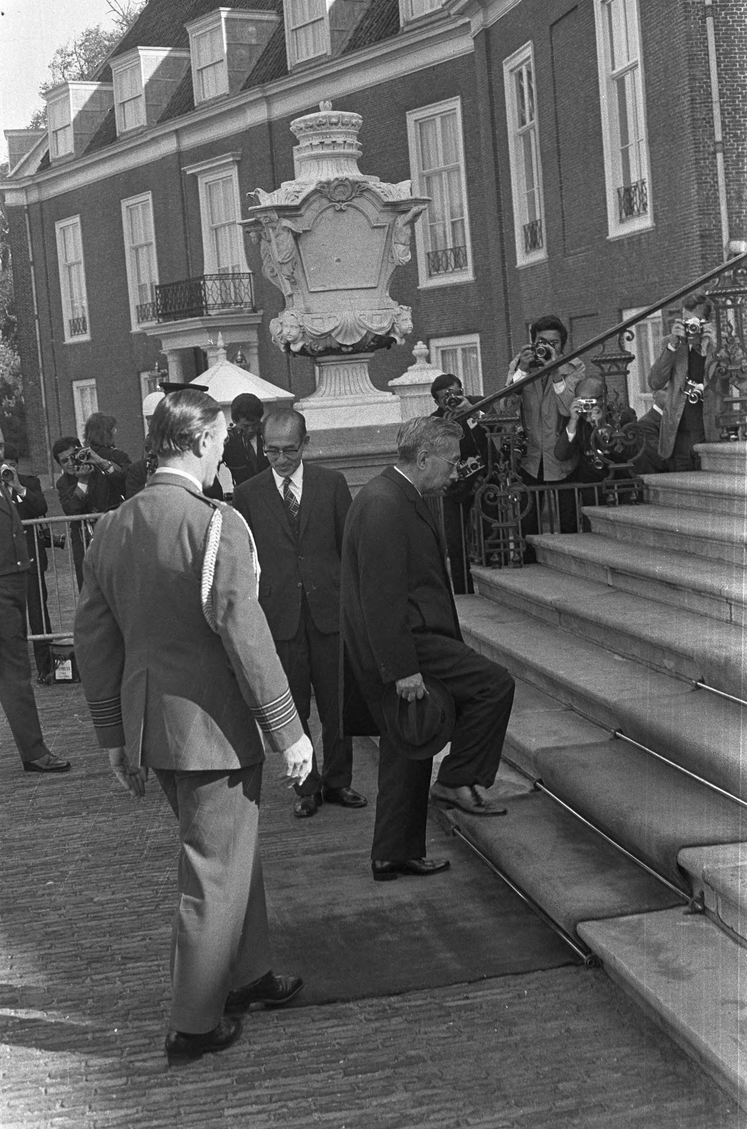 Fotocollectie Anefo — Keizer Hirohito en echtgenote op trappen van Paleis Huis ten Bosch , Den Haag — Foto: Mieremet, Rob / Anefo. Licentie: Set B: Rechtenvrij / Publiek Domein. Bron: Nationaal Archief. http://hdl.handle.net/10648/abd25628-d0b4-102d-bcf8-003048976d84