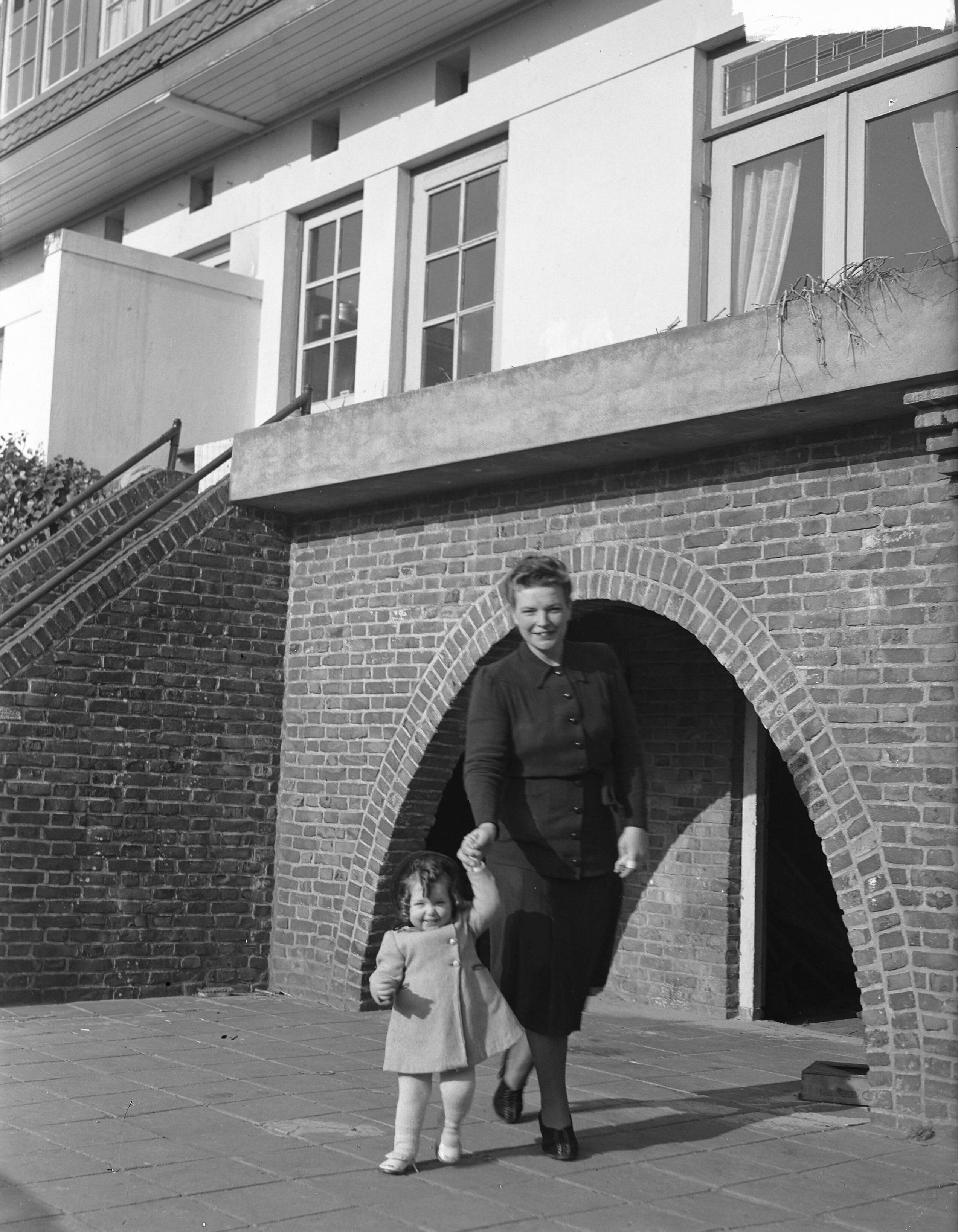 Fotocollectie Anefo — Kindje Familie Wernes-Smeders te Zeist — Foto: Merk, Ben / Anefo. Licentie: Set B: Rechtenvrij / Publiek Domein. Bron: Nationaal Archief. http://hdl.handle.net/10648/a8c4754c-d0b4-102d-bcf8-003048976d84