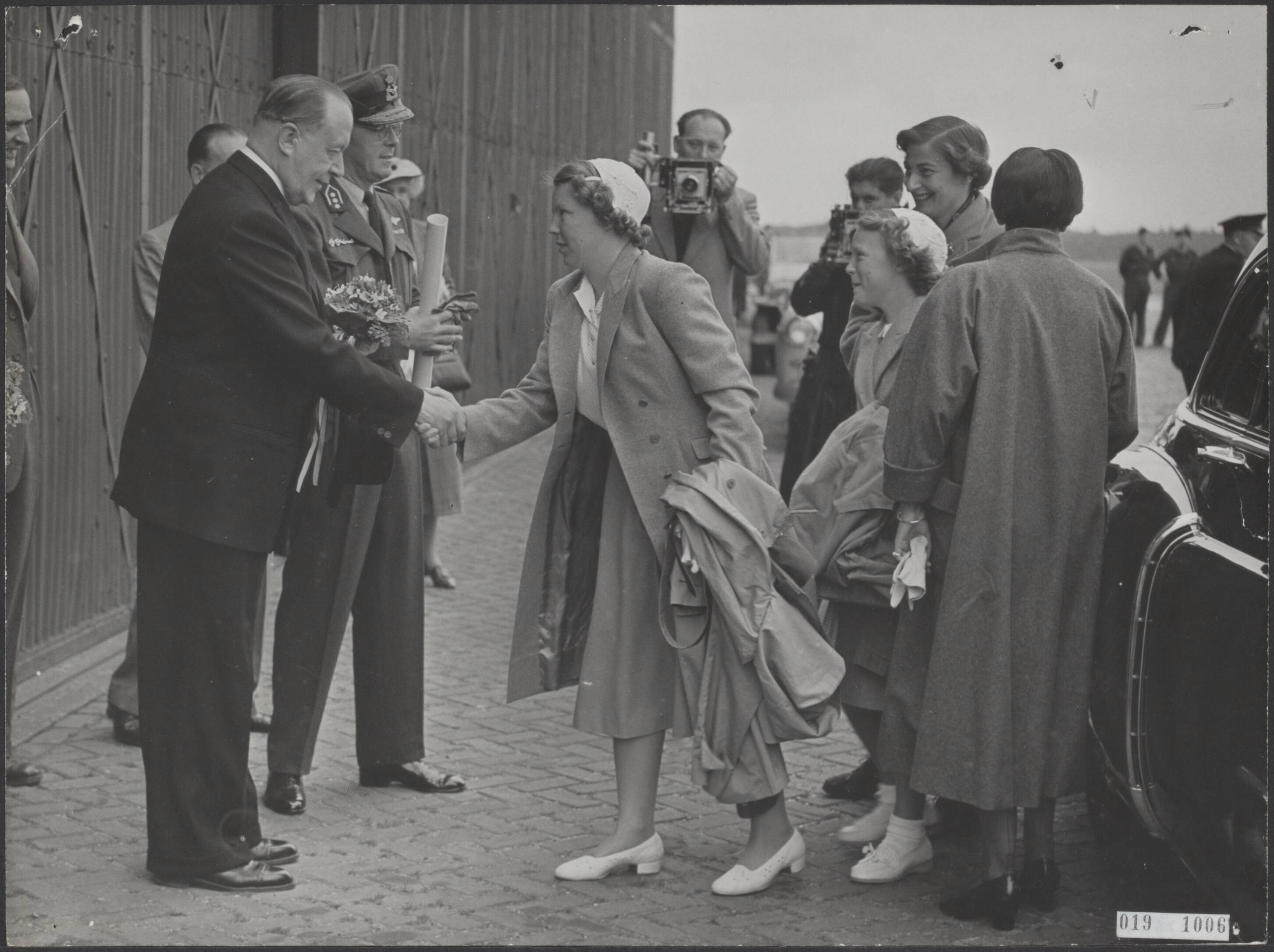 Fotocollectie Elsevier Binnenland — Prins Bernhard is met de prinsessen Beatrix en Irene van het vliegveld Soesterberg vertrokken naar Helsinki waar hij Nederland vertegenwoordigd als chef de mission van de ruitersport op de Olympische Spelen. Prinses Beatrix schudt de hand van de Finse gezant A. Ivalo voor het vertrek — Foto: Fotograaf Onbekend / Anefo. Licentie: Set B: Rechtenvrij / Publiek Domein. Bron: Nationaal Archief. http://hdl.handle.net/10648/adc85478-d0b4-102d-bcf8-003048976d84
