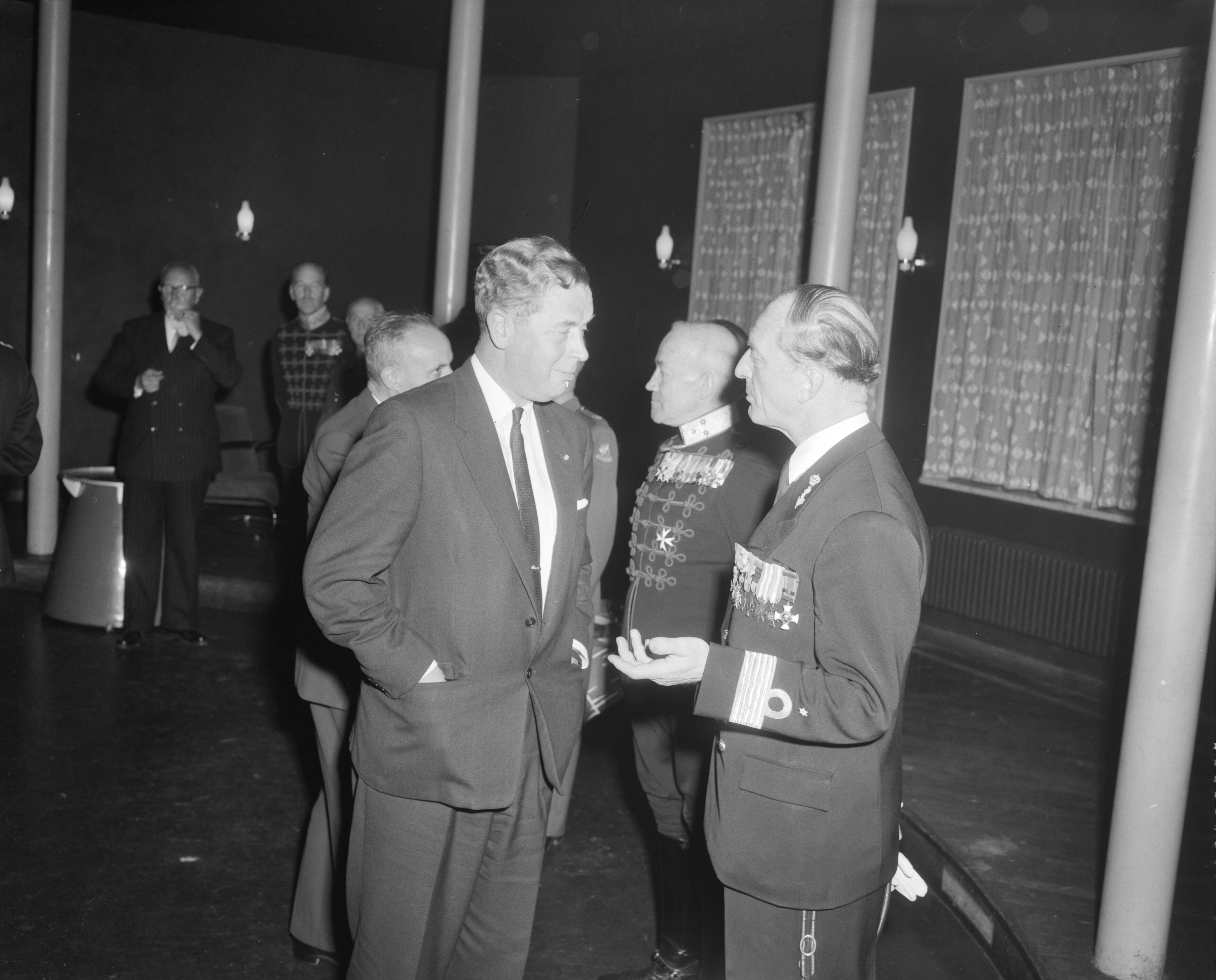 Fotocollectie Anefo — Bijeenkomst van ridders van de MWO te Den Haag — Foto: Behrens, Herbert F. / Anefo. Licentie: Set B: Rechtenvrij / Publiek Domein. Bron: Nationaal Archief. http://hdl.handle.net/10648/a9bc7832-d0b4-102d-bcf8-003048976d84