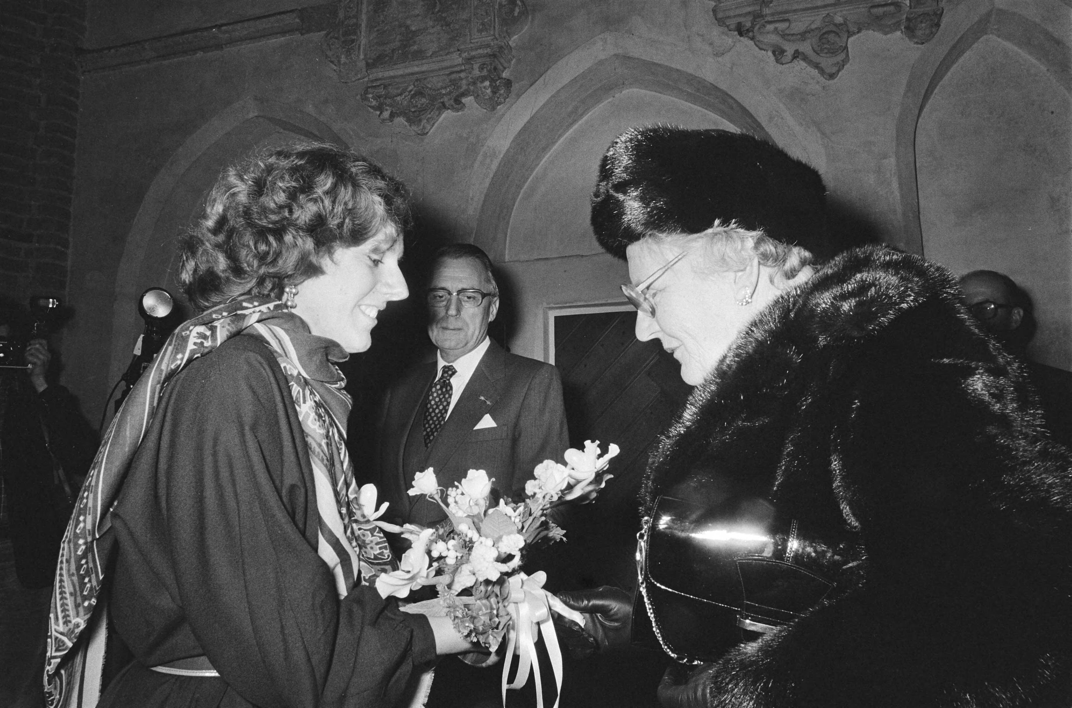 Fotocollectie Anefo — koningin Juliana in Utrecht bij herdenking 75 jaar rechtspraak sociale verzekeringswetgeving; Hare Majestei krijgt bloemetje — Foto: Verhoeff, Bert / Anefo. Licentie: Set B: Rechtenvrij / Publiek Domein. Bron: Nationaal Archief. http://hdl.handle.net/10648/acc15dc2-d0b4-102d-bcf8-003048976d84