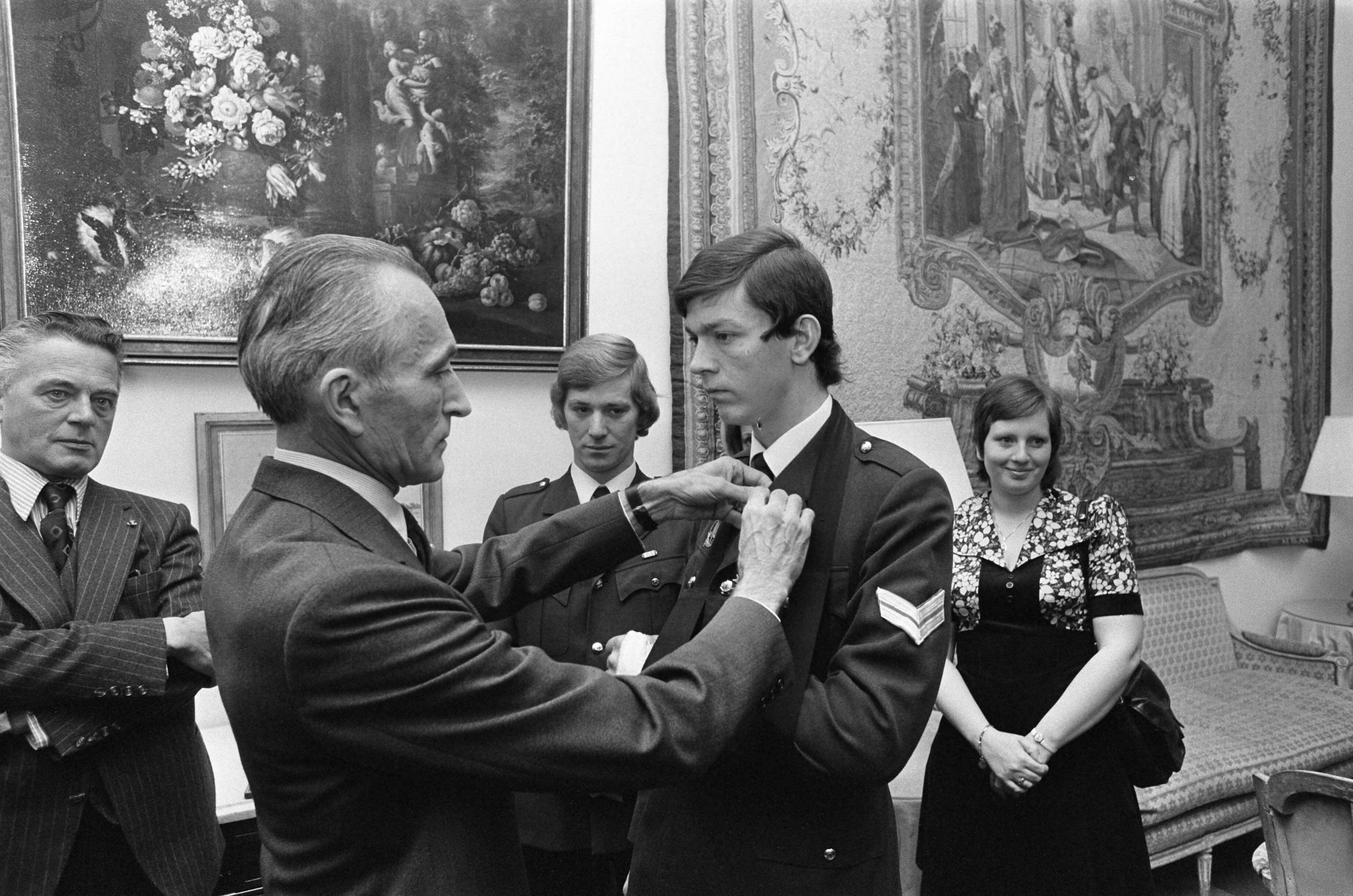 Fotocollectie Anefo — Franse ambassadeur Senard geeft onderscheiding "Ordre National de Merite" aan 3 agenten die betrokken waren bij gijzeling in Den Haag — Foto: Mieremet, Rob / Anefo. Licentie: Set B: Rechtenvrij / Publiek Domein. Bron: Nationaal Archief. http://hdl.handle.net/10648/ac57d938-d0b4-102d-bcf8-003048976d84