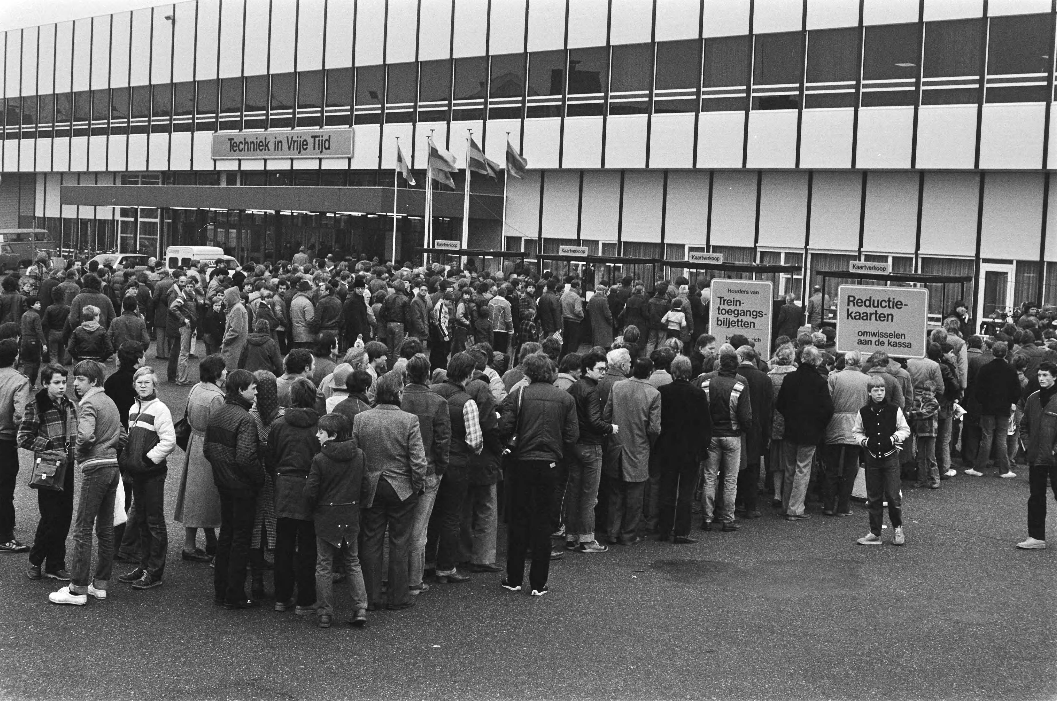 Fotocollectie Anefo — Manifestatie "Techniek in vrije tijd 1981" in Utrechtse Jaarbeurs, grote drukte voor loketten — Foto: Bogaerts, Rob / Anefo. Licentie: Set B: Rechtenvrij / Publiek Domein. Bron: Nationaal Archief. http://hdl.handle.net/10648/acf66134-d0b4-102d-bcf8-003048976d84