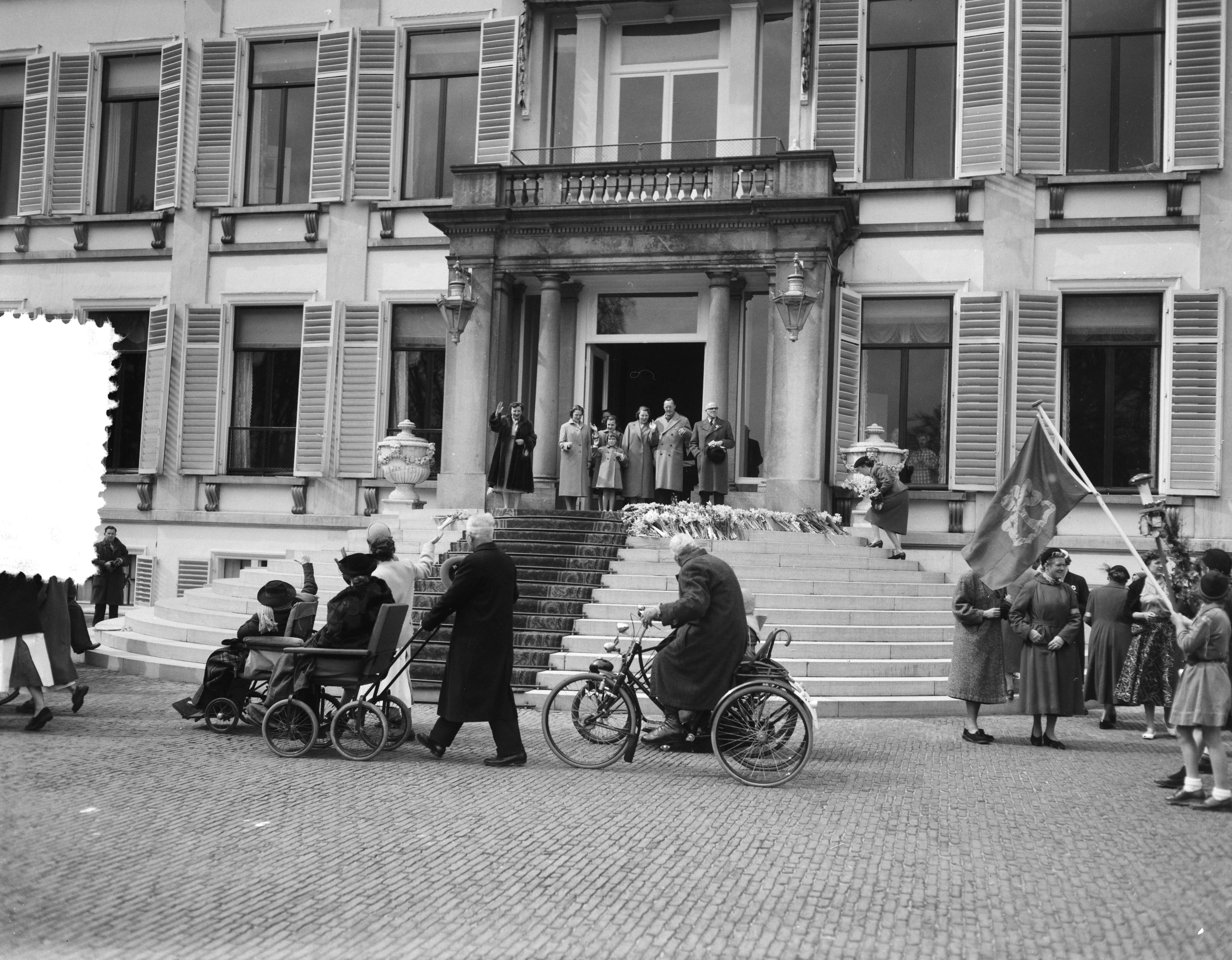 Koninginnedag 1956 — Defilé langs paleis Soestdijk ter gelegenheid van de verjaardag van koningin Juliana — Foto: Noske, J.D. / Anefo. Licentie: Set B: Rechtenvrij / Publiek Domein. Bron: Nationaal Archief. http://hdl.handle.net/10648/a94702dc-d0b4-102d-bcf8-003048976d84