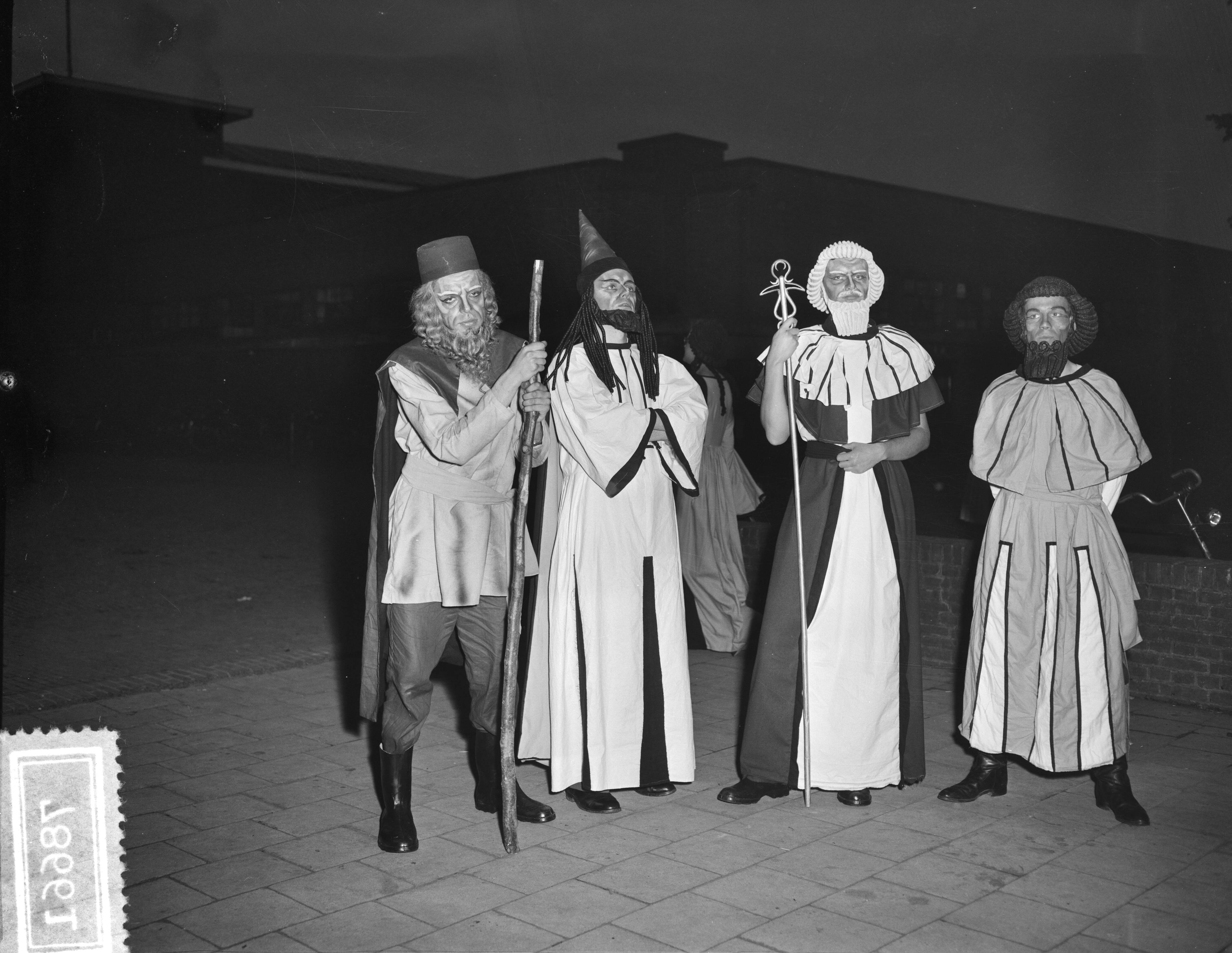 Lustrum USC Utrecht (1956) — Generale repetitie het lustrumspel "Xerxes" van het USC — Foto: Bilsen, Joop van / Anefo. Licentie: Set B: Rechtenvrij / Publiek Domein. Bron: Nationaal Archief. http://hdl.handle.net/10648/a94afe96-d0b4-102d-bcf8-003048976d84