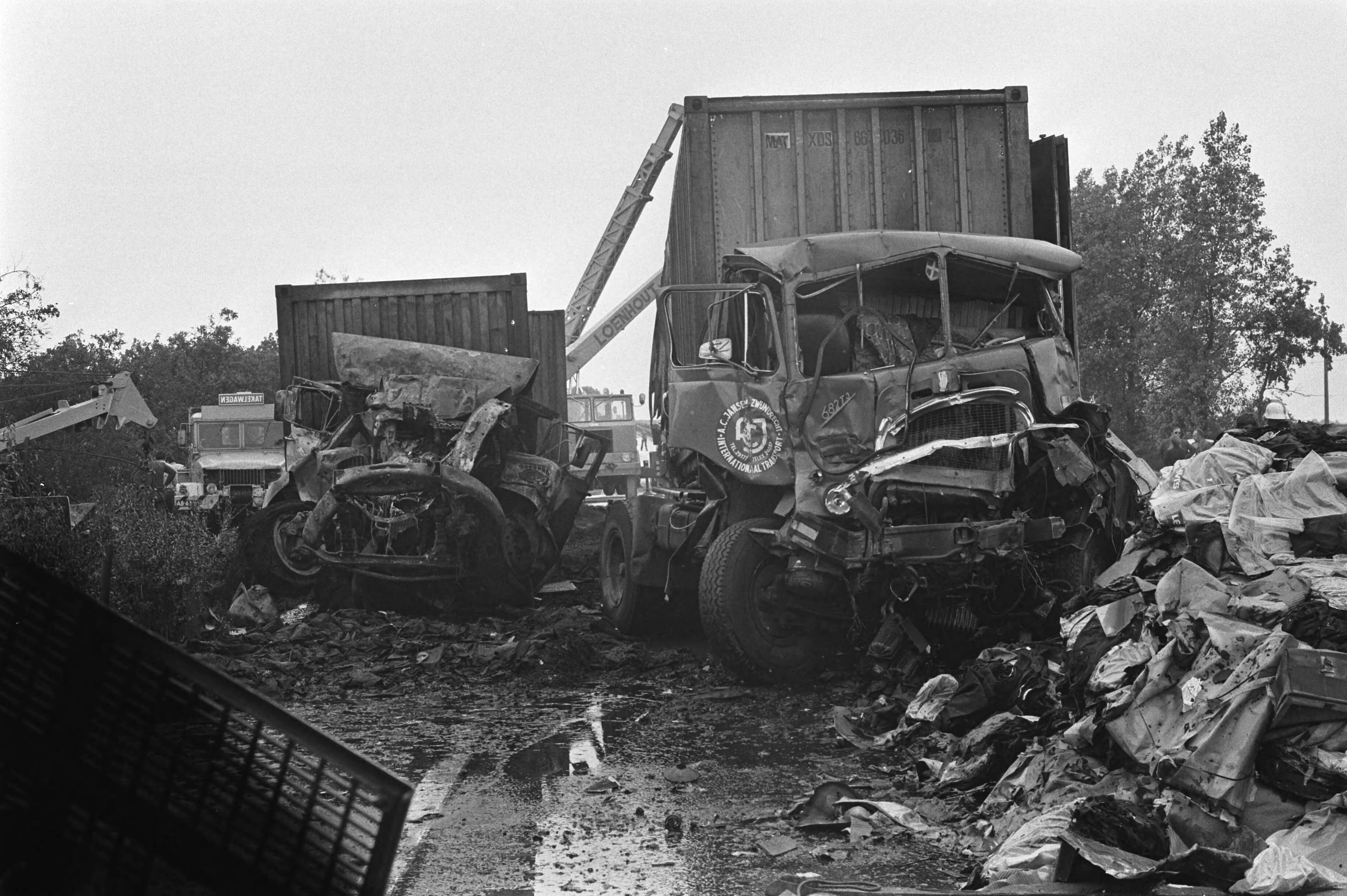 Fotocollectie Anefo — Verkeersramp (13 doden) op weg Rotterdam naar Breda bij Prinsenbeek, overzicht van de ravage — Foto: Mieremet, Rob / Anefo. Licentie: Set B: Rechtenvrij / Publiek Domein. Bron: Nationaal Archief. http://hdl.handle.net/10648/abf386d6-d0b4-102d-bcf8-003048976d84