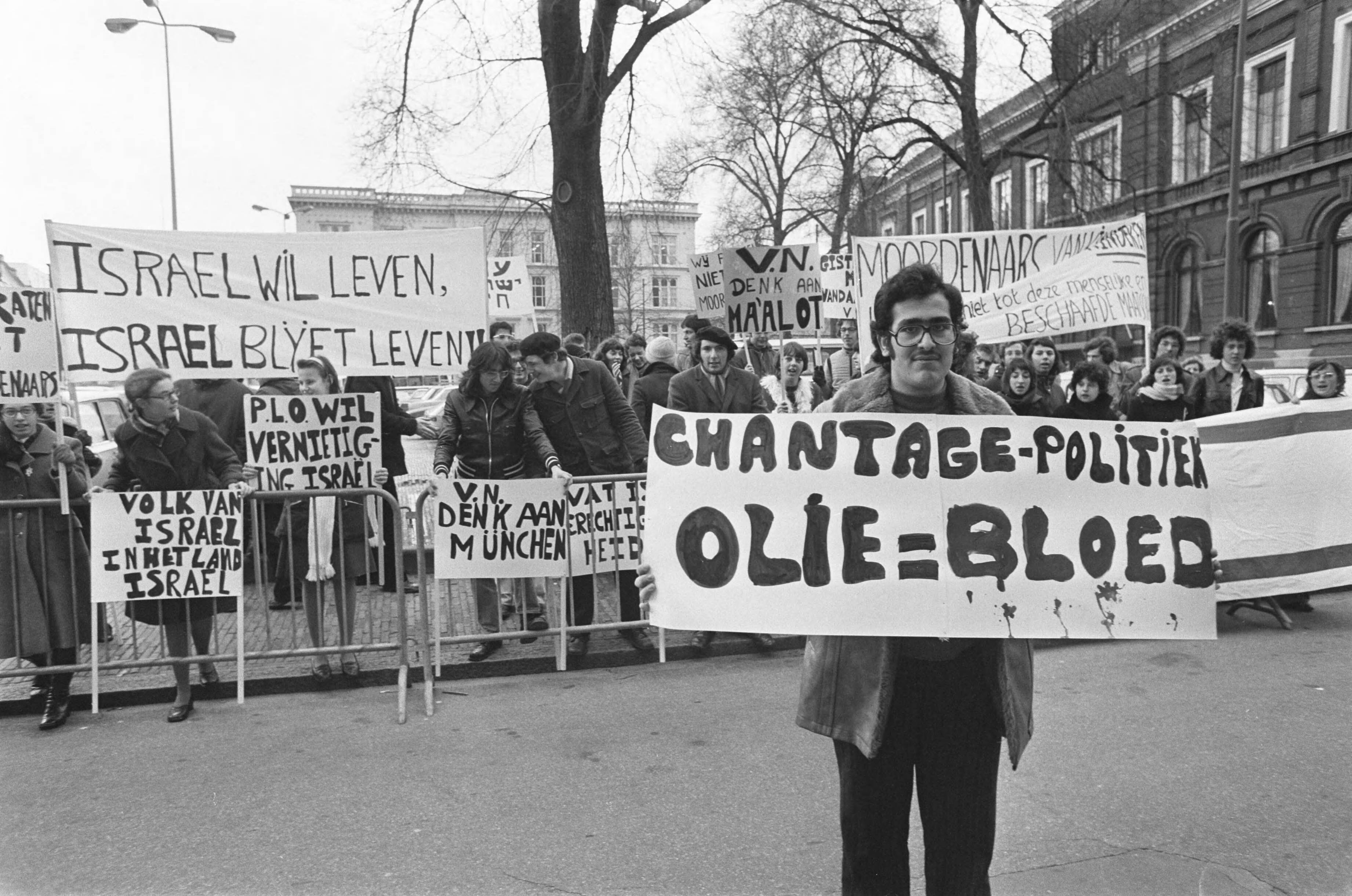 Fotocollectie Anefo — Zionistische Jeugdorganisatie demonstreren voor ministerie van BuiZa in Den Haag tegen deelneming van Jasser Arafat aan vergadering VN — Foto: Mieremet, Rob / Anefo. Licentie: Set B: Rechtenvrij / Publiek Domein. Bron: Nationaal Archief. http://hdl.handle.net/10648/ac5a5fbe-d0b4-102d-bcf8-003048976d84