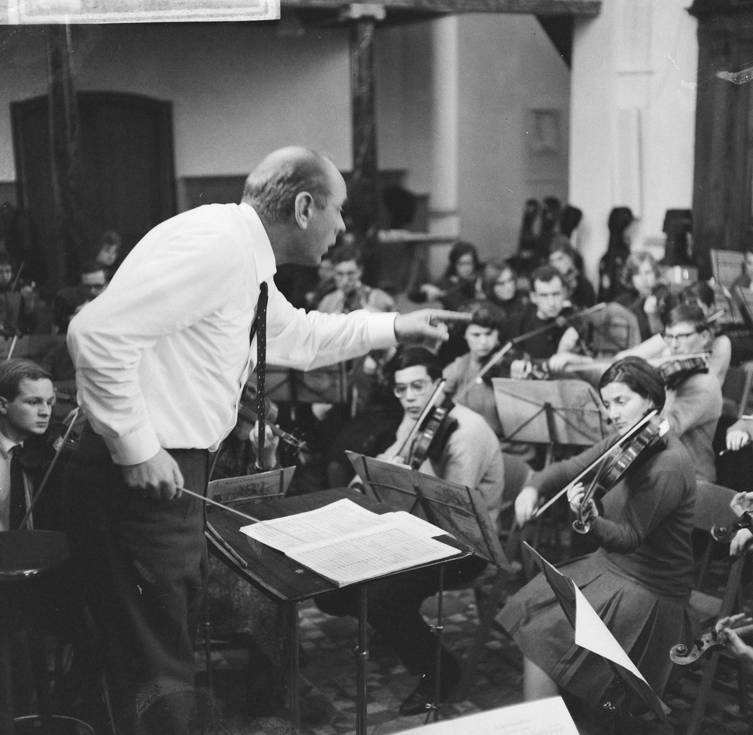 Fotocollectie Anefo — Nederlands Studenten Orkest in Bergen, Noord-Holland — Foto: Kroon, Ron / Anefo. Licentie: Set B: Rechtenvrij / Publiek Domein. Bron: Nationaal Archief. http://hdl.handle.net/10648/aad4f7d0-d0b4-102d-bcf8-003048976d84