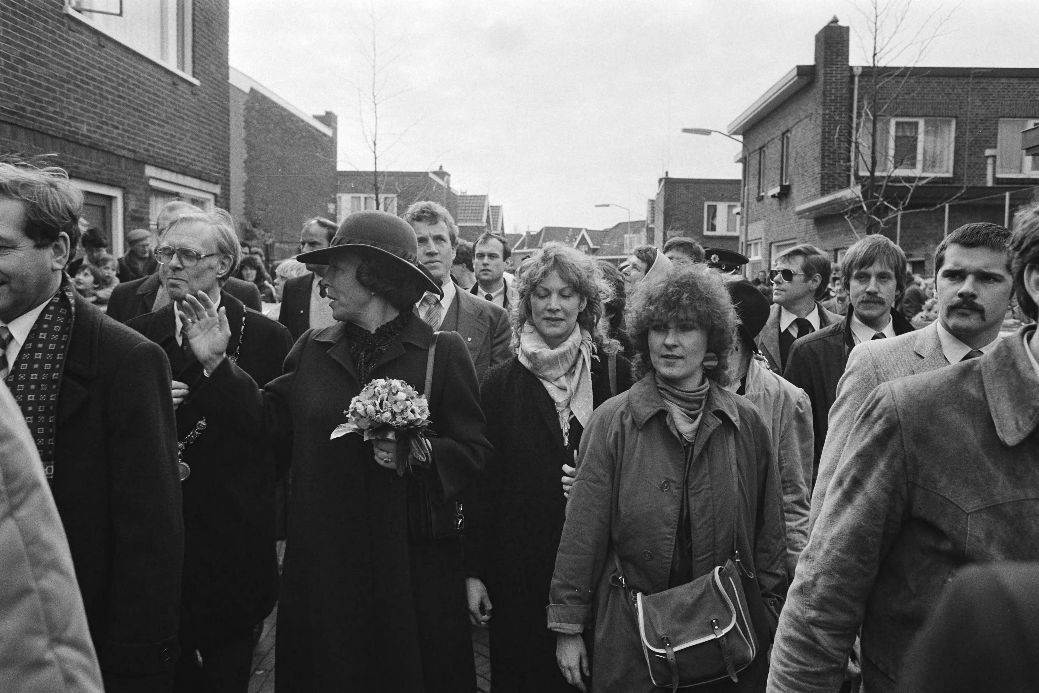 Koningin Beatrix bezoekt Haarlem en onthult het beeldje "Tante Jans", dat verwijst naar het behoud van de wijk het Rozenprieel — Hare Majesteit bezoekt Haarlem — Foto: Croes, Rob C. / Anefo. Licentie: Set B: Rechtenvrij / Publiek Domein. Bron: Nationaal Archief. http://hdl.handle.net/10648/ad27b5ea-d0b4-102d-bcf8-003048976d84