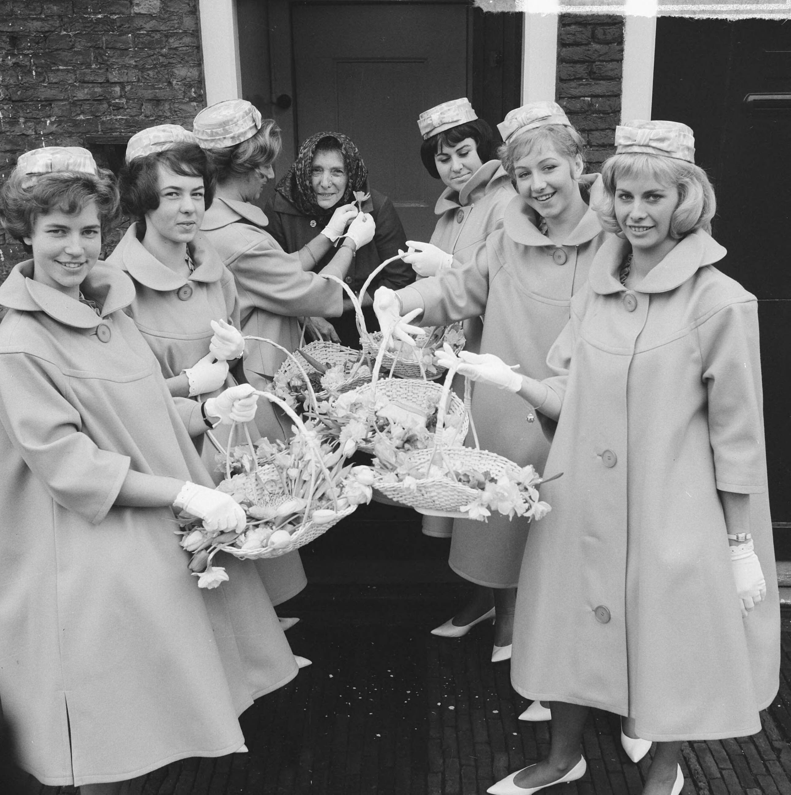 Fotocollectie Anefo — Haarlemse bloemenmeisjes in nieuw pakje, hun nieuwe Boussac katoenen jurkjes. Enkele meisjes op het Proveniershofje te Haarlem — Foto: Nijs, Jac. de / Anefo. Licentie: Set B: Rechtenvrij / Publiek Domein. Bron: Nationaal Archief. http://hdl.handle.net/10648/aa2e6df2-d0b4-102d-bcf8-003048976d84