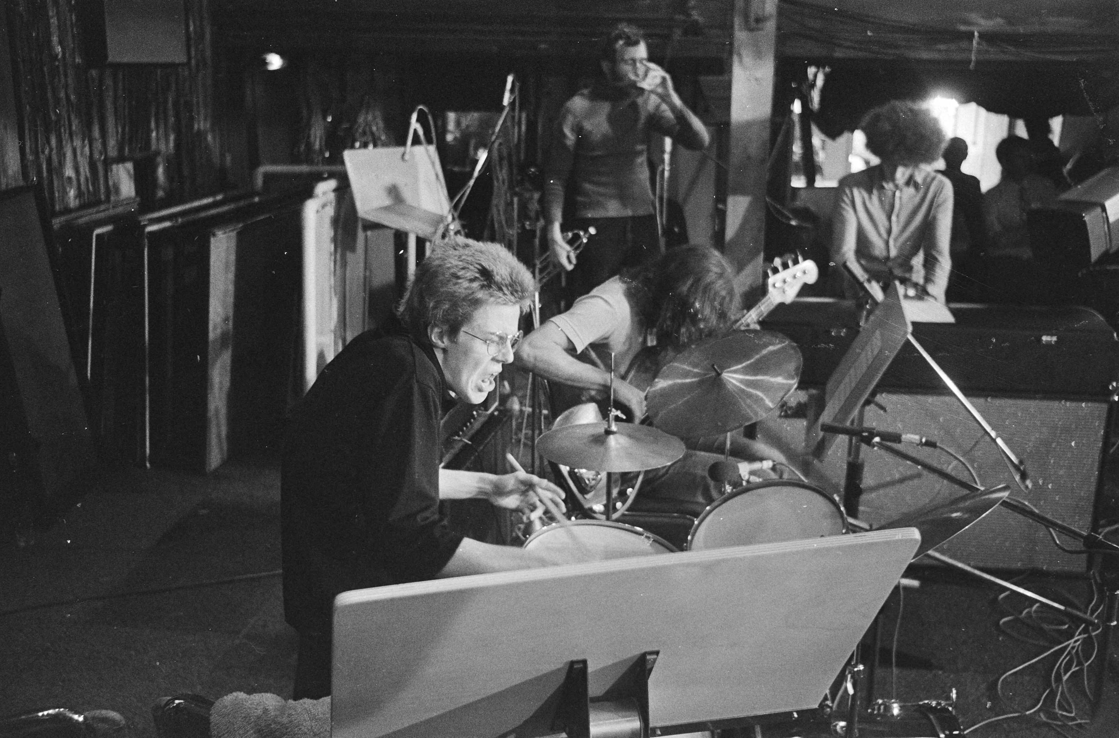 Fotocollectie Anefo — Finale Internationaal Jazz Festival Loosdrecht, winnend kwartet "Jurre Haanstra Kwartet", Haanstra aan drums in actie — Foto: Punt, W. / Anefo. Licentie: Set B: Rechtenvrij / Publiek Domein. Bron: Nationaal Archief. http://hdl.handle.net/10648/abc91e0a-d0b4-102d-bcf8-003048976d84