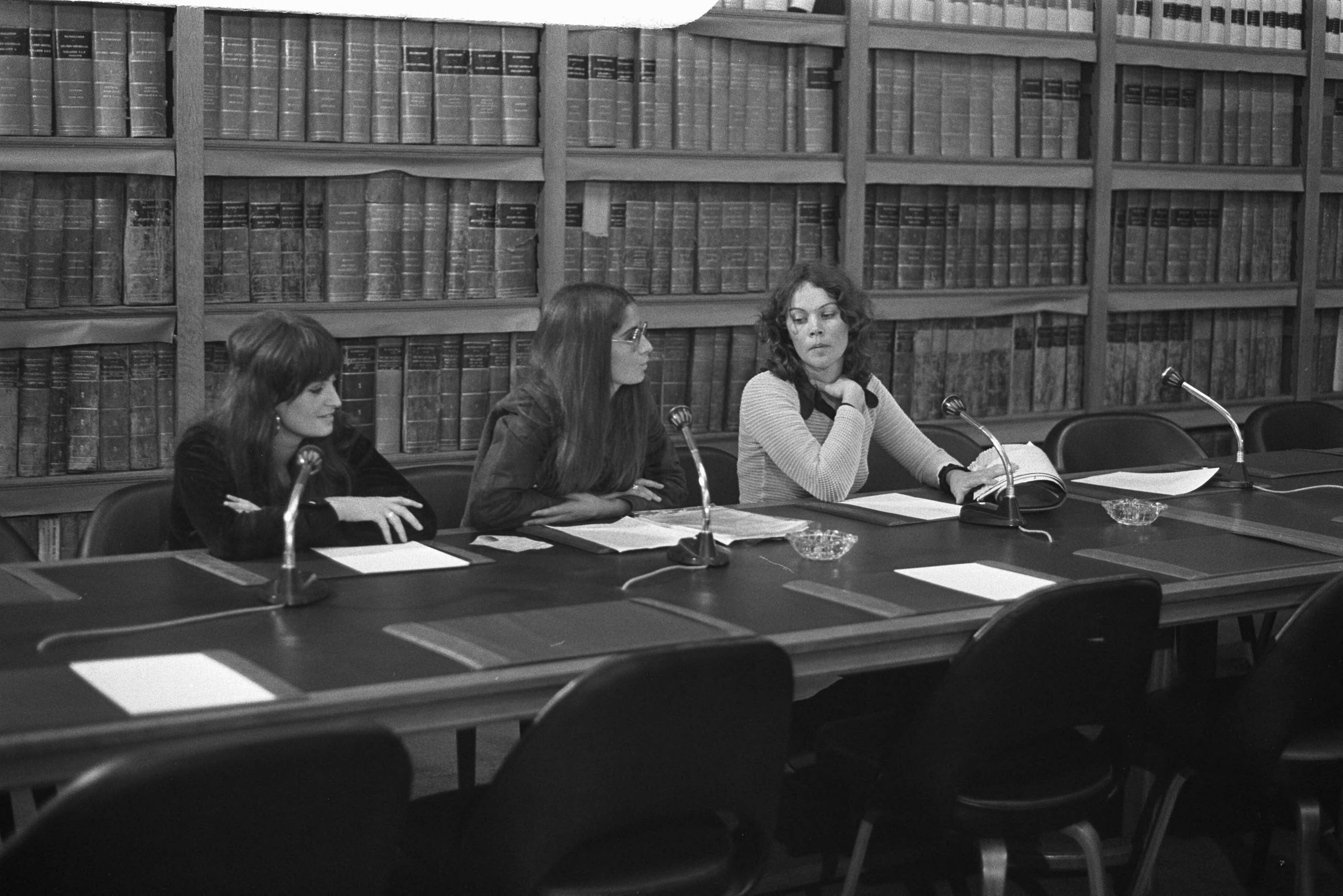 Fotocollectie Anefo — Openbare hearing over abortuswetgeving in gebouw Tweede Kamer , Den Haag — Foto: Peters, Hans / Anefo. Licentie: Set B: Rechtenvrij / Publiek Domein. Bron: Nationaal Archief. http://hdl.handle.net/10648/abd0c678-d0b4-102d-bcf8-003048976d84