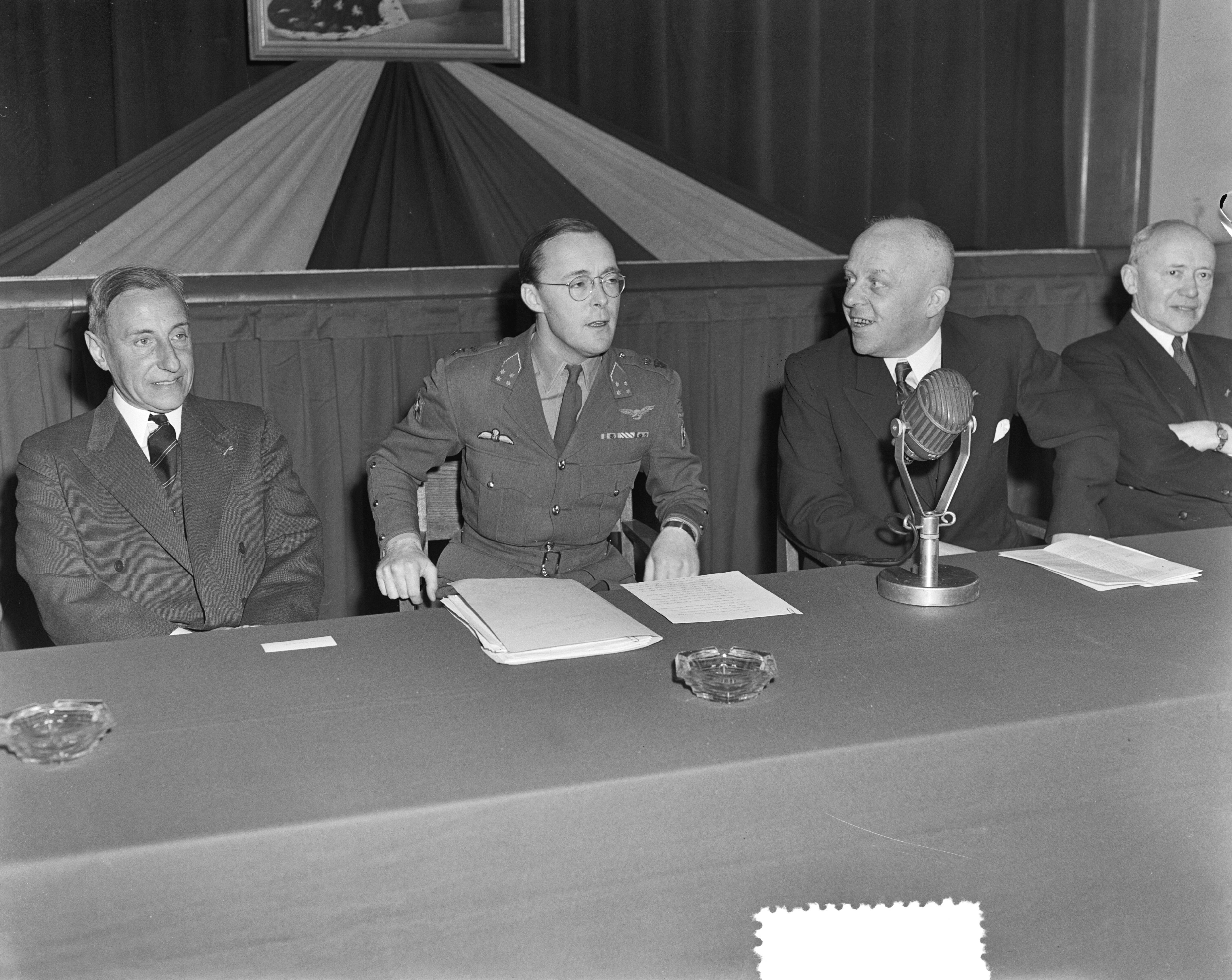 Fotocollectie Anefo — Prins Bernhard installeert Nationale Raad Welzijn Militairen in Den Haag — Foto: Pot, Harry / Anefo. Licentie: Set B: Rechtenvrij / Publiek Domein. Bron: Nationaal Archief. http://hdl.handle.net/10648/a8f65c1a-d0b4-102d-bcf8-003048976d84