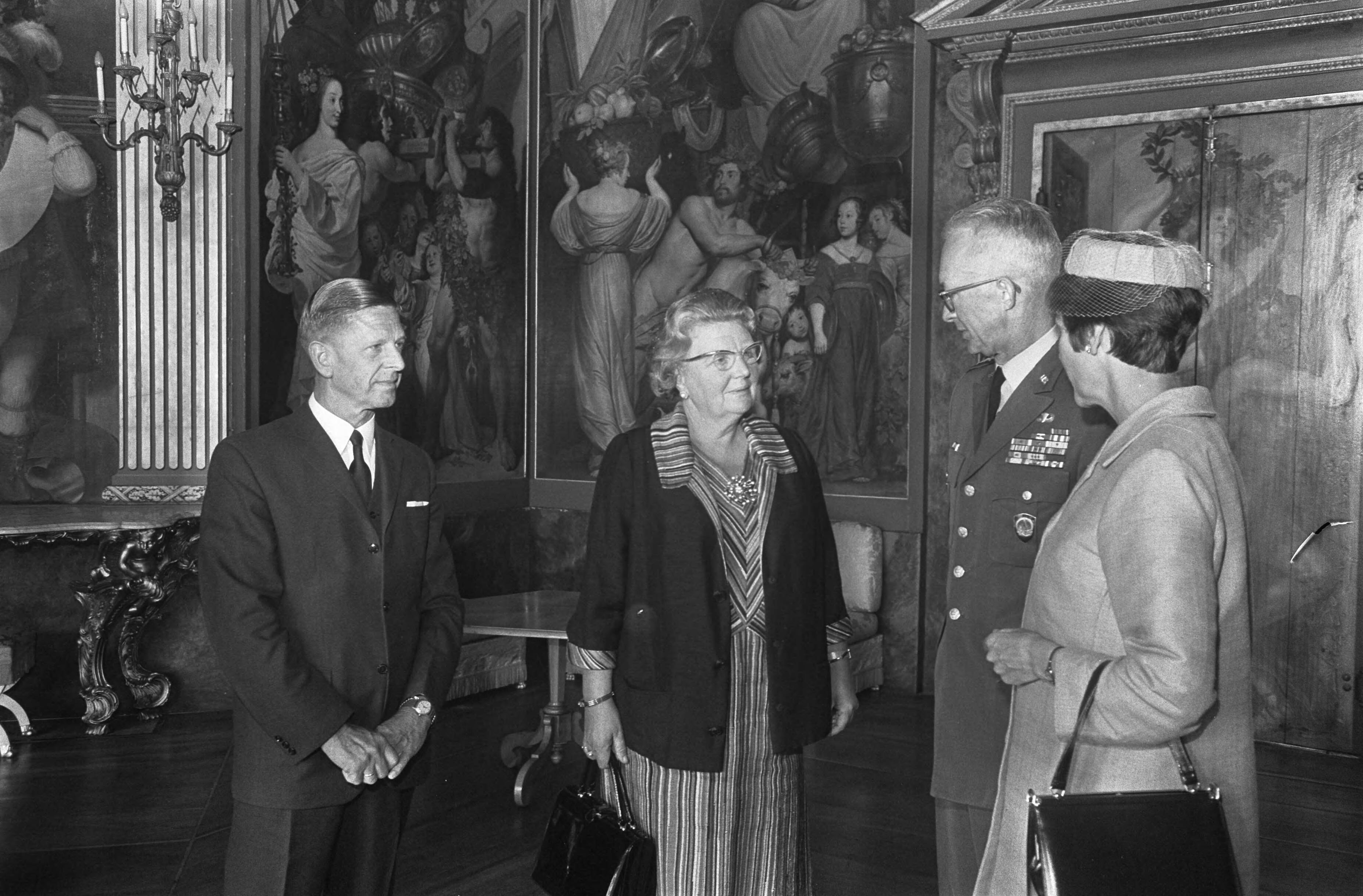 Koningin Juliana ontvangt Generaal Goodpaster en diens echtgenote op Huis ten Bosch, Den Haag — V.l.n.r. Mininster van Defensie Den Toom, koningin Juliana, generaal Andrew J. Goodpaster en mevrouw Goodpaster — Foto: Fotograaf Onbekend / Anefo. Licentie: Set B: Rechtenvrij / Publiek Domein. Bron: Nationaal Archief. http://hdl.handle.net/10648/ab78d4ae-d0b4-102d-bcf8-003048976d84