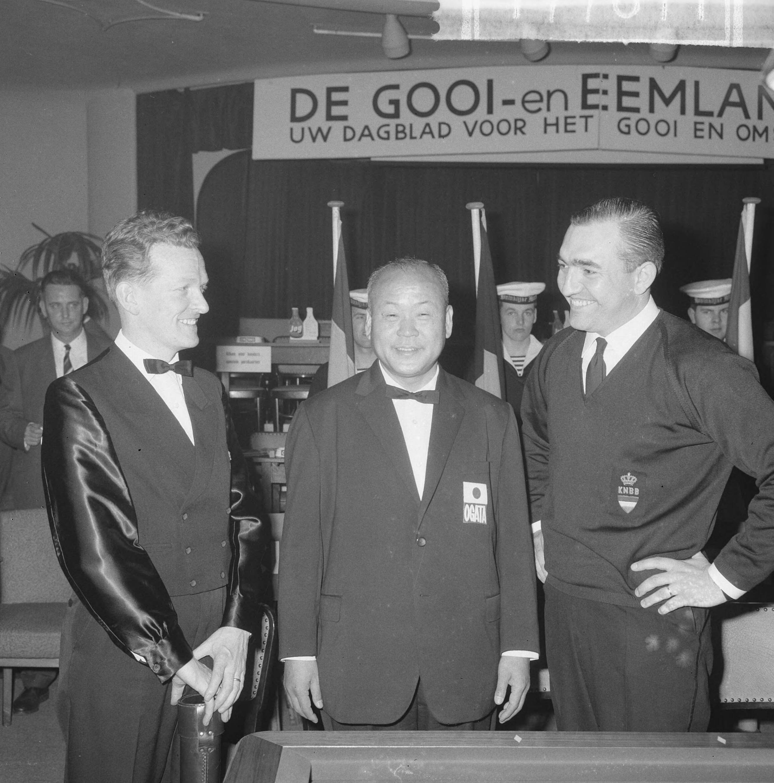 Fotocollectie Anefo — Wereldkampioenschappen driebanden te Hilversum, v.l.n.r. De Ruyter, Koya Ogata (Japan), Van Oosterhout — Foto: Nijs, Jac. de / Anefo. Licentie: Set B: Rechtenvrij / Publiek Domein. Bron: Nationaal Archief. http://hdl.handle.net/10648/aaa72846-d0b4-102d-bcf8-003048976d84