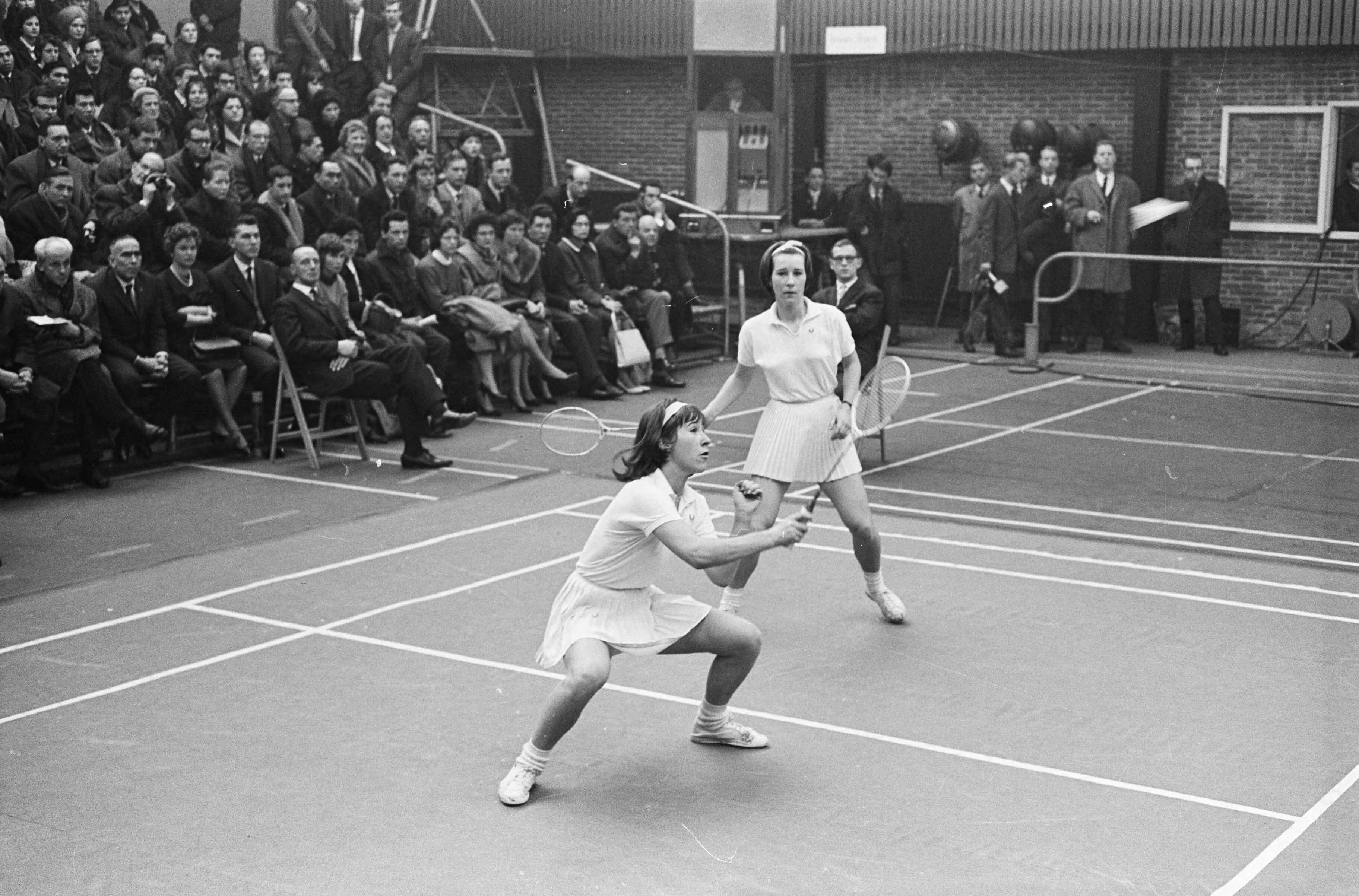 Fotocollectie Anefo — Internationale Badmintonkampioenschappen te Haarlem. De finale dames dubbel, de Deense kampioenstweeling Anne en Bente Flindt in actie — Foto: Pot, Harry / Anefo. Licentie: Set B: Rechtenvrij / Publiek Domein. Bron: Nationaal Archief. http://hdl.handle.net/10648/aa293b70-d0b4-102d-bcf8-003048976d84