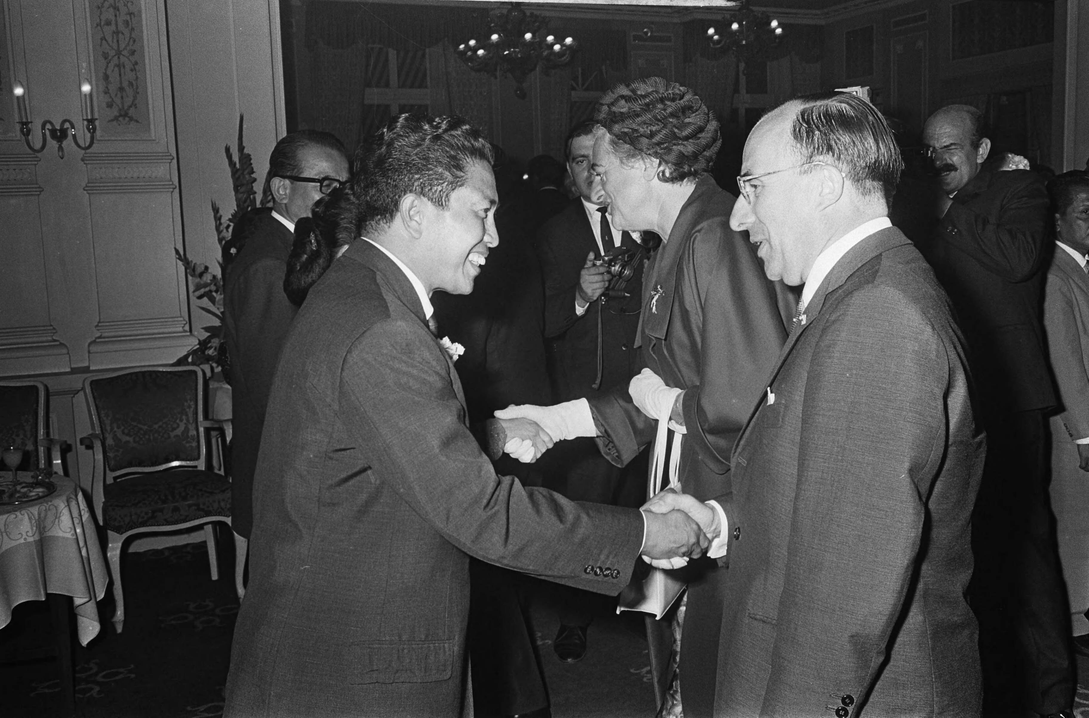 Fotocollectie Anefo — 20e Onafhankelijkheidsdag Indonesië, receptie op kasteel Oud Wassenaar, (rechts het echtpaar Cals, minister-president, links het echtpaar Tjondronegoro, Indonesische ambassadeur in Nederland) — Foto: Koch, Eric / Anefo. Licentie: Set B: Rechtenvrij / Publiek Domein. Bron: Nationaal Archief. http://hdl.handle.net/10648/aabb6ed2-d0b4-102d-bcf8-003048976d84