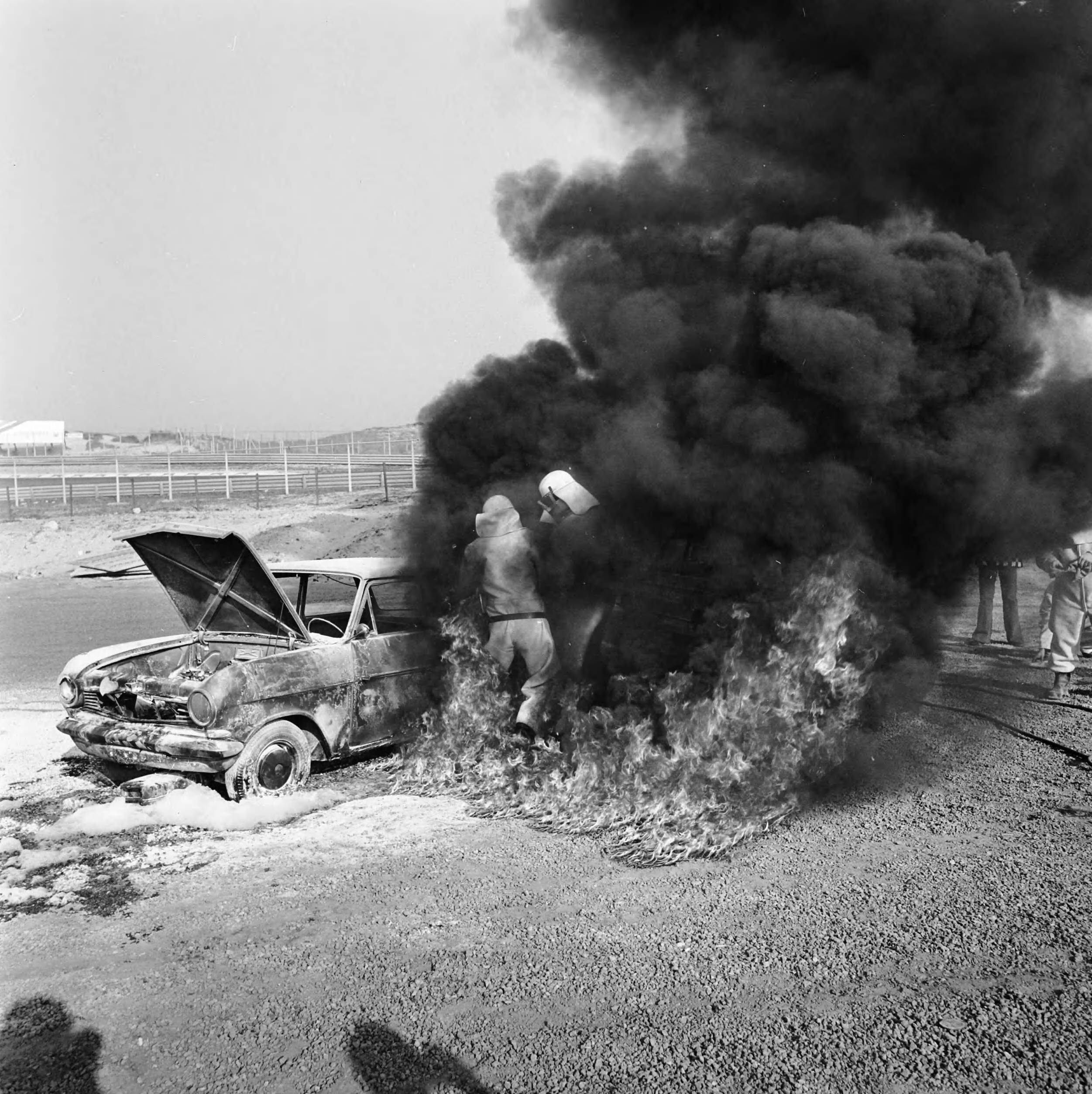 Fotocollectie Anefo — Reddingsdemonstratie op circuit van Zandvoort, vrijwilligers met daarvoor uitgeruste BMW blussen brandend wrak — Foto: Mieremet, Rob / Anefo. Licentie: Set B: Rechtenvrij / Publiek Domein. Bron: Nationaal Archief. http://hdl.handle.net/10648/ac480044-d0b4-102d-bcf8-003048976d84