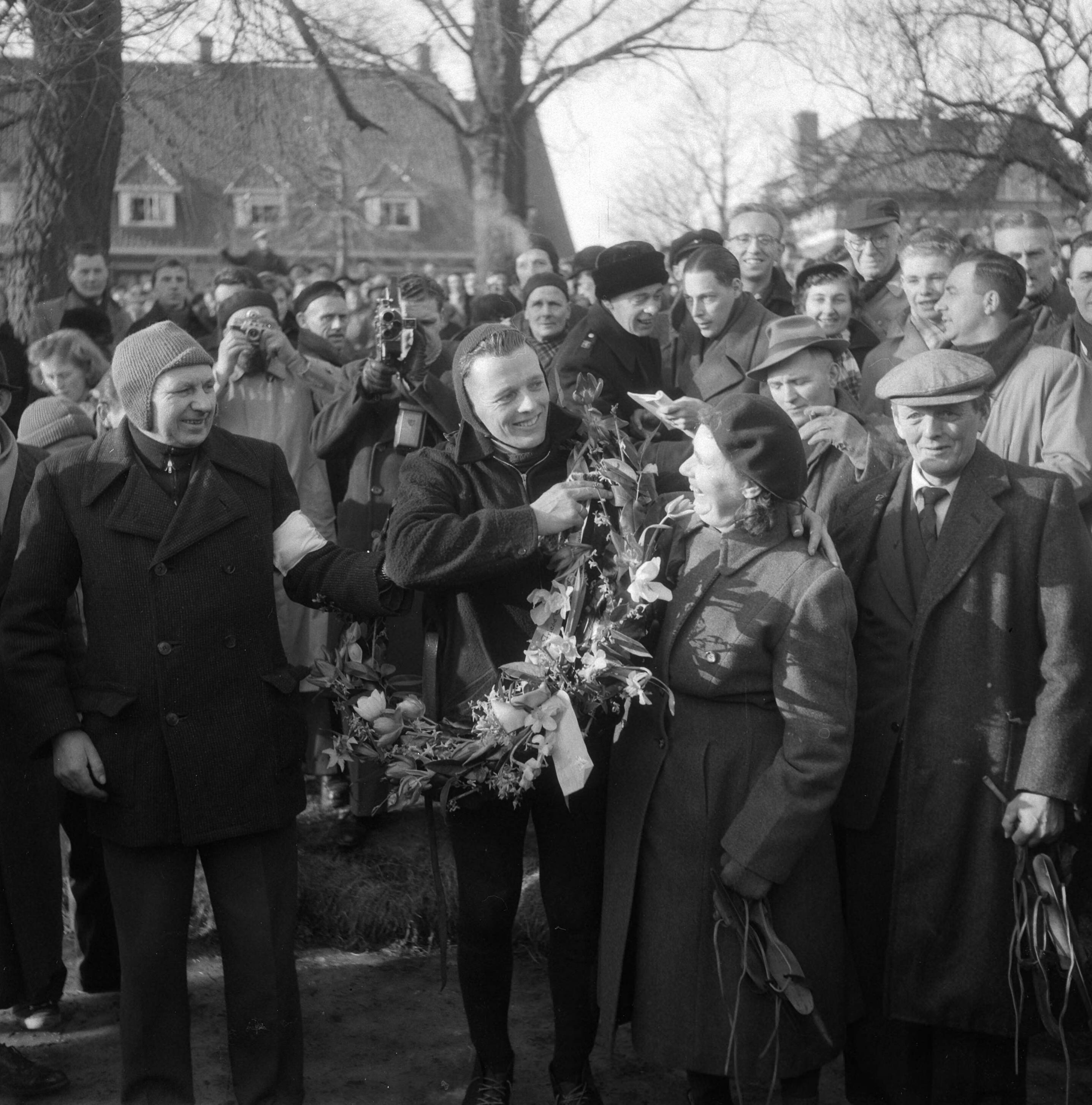 Elfstedentocht 1954 — Elfstedentocht. Winnaar Jeen van den Berg wordt gehuldigd — Foto: Noske, J.D. / Anefo. Licentie: Set B: Rechtenvrij / Publiek Domein. Bron: Nationaal Archief. http://hdl.handle.net/10648/a91c5460-d0b4-102d-bcf8-003048976d84