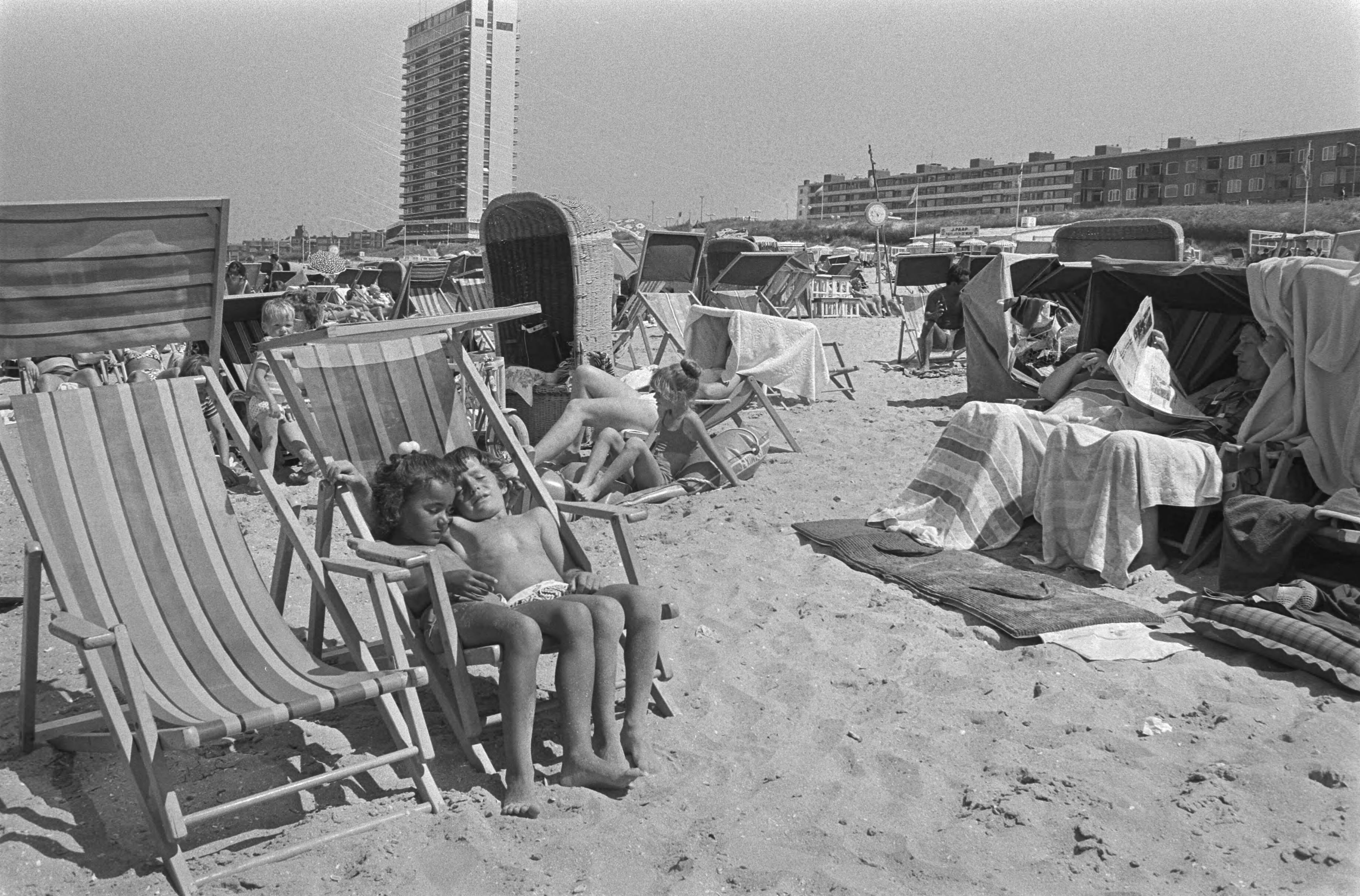 Fotocollectie Anefo — Drukte op strand, Zandvoort — Foto: Peters, Hans / Anefo. Licentie: Set B: Rechtenvrij / Publiek Domein. Bron: Nationaal Archief. http://hdl.handle.net/10648/abc5d7fe-d0b4-102d-bcf8-003048976d84
