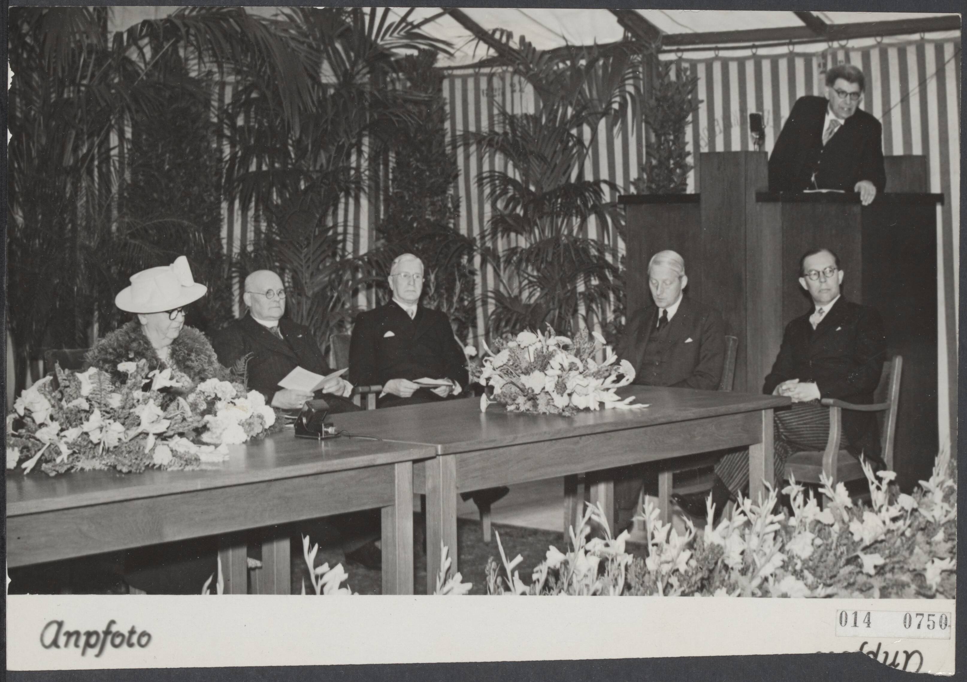 Fotocollectie Elsevier Binnenland — De psychiatrische inrichting "Hulp en Heil" te Leidschendam is in tegenwoordigheid van prinses Wilhelmina in gebruik gesteld. Tijdens de rede van de voorzitter van de stichting, dr. van der Spek uit Soesterberg — Foto: ANP / RVD of rechtenvrij. Licentie: Set B: Rechtenvrij / Publiek Domein. Bron: Nationaal Archief. http://hdl.handle.net/10648/adb19e18-d0b4-102d-bcf8-003048976d84